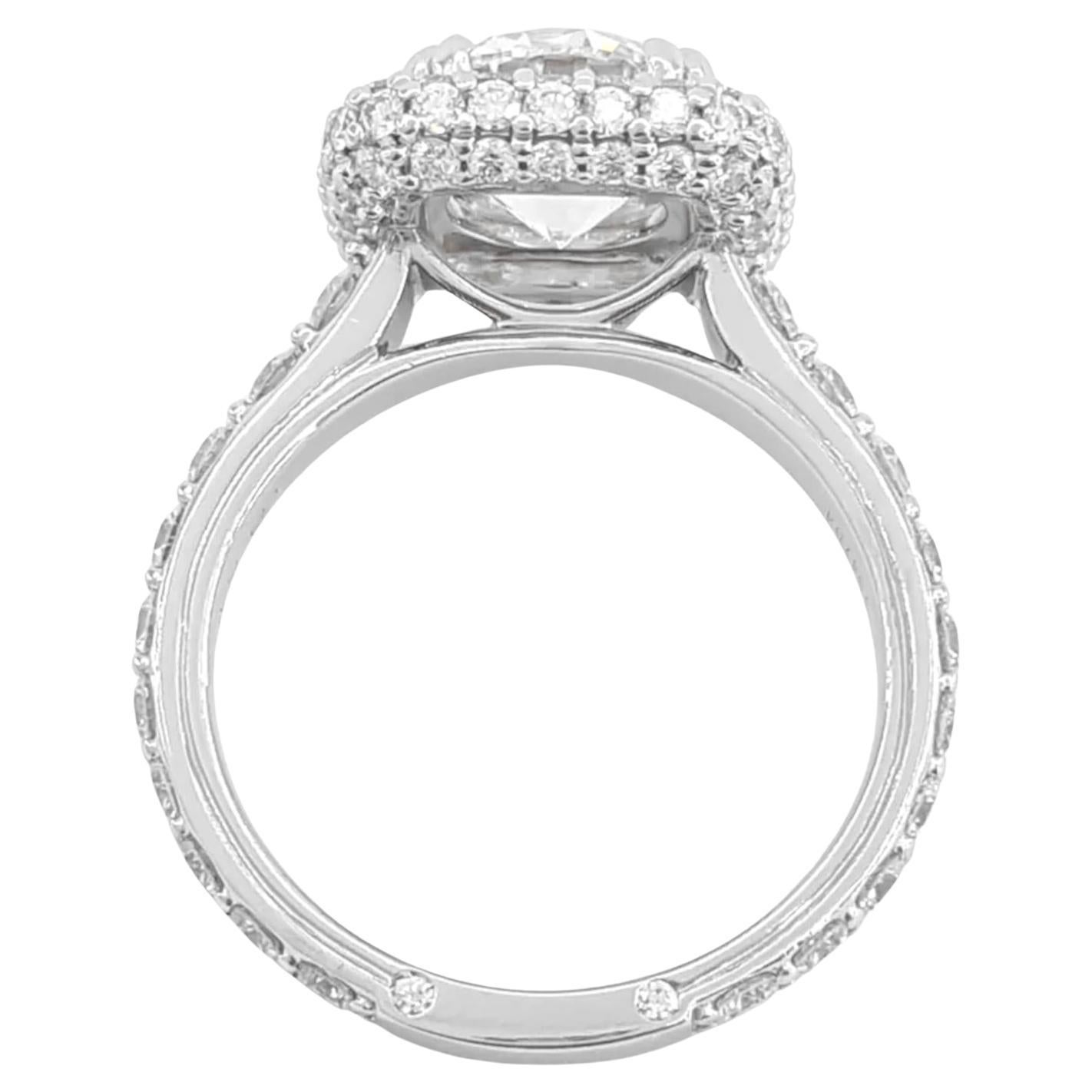 De Beers 3,52 ct runder Brillantschliff Diamant Halo Platin Verlobungsring verfügt über einen 2,02 ct natürlichen De Beers Forever Round Diamanten in der Mitte, mit einem H Farbe Bewertung und eine SI1 Klarheit Grad. Der Diamant ist in idealen