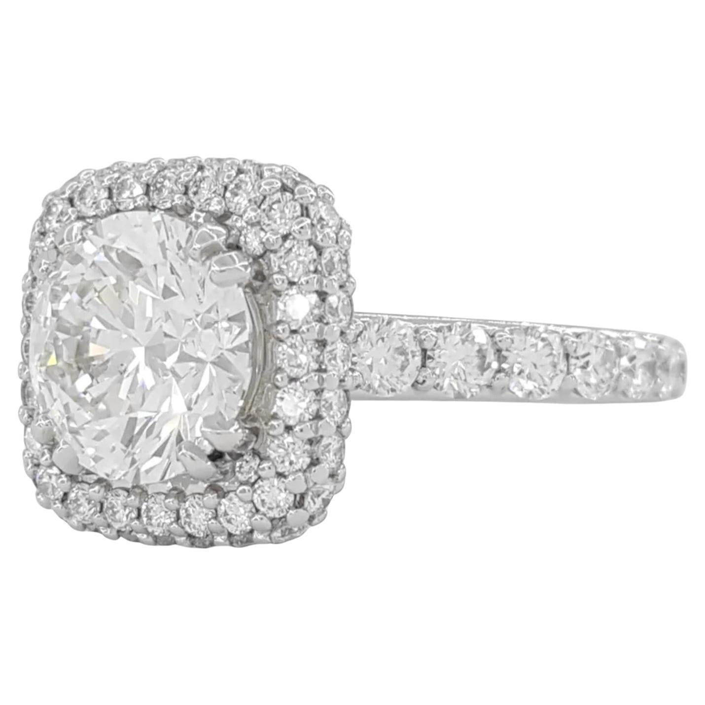 De Beers Verlobungsring aus Platin mit 3,52 Karat rundem Diamant-Halo im Brillantschliff im Zustand „Hervorragend“ im Angebot in Chicago, IL
