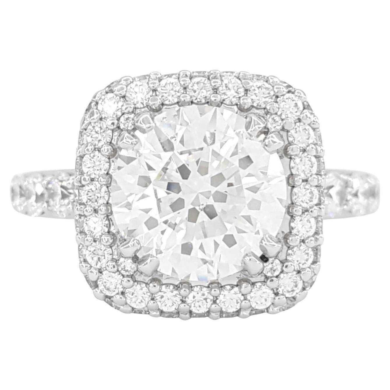 De Beers Verlobungsring aus Platin mit 3,52 Karat rundem Diamant-Halo im Brillantschliff im Angebot
