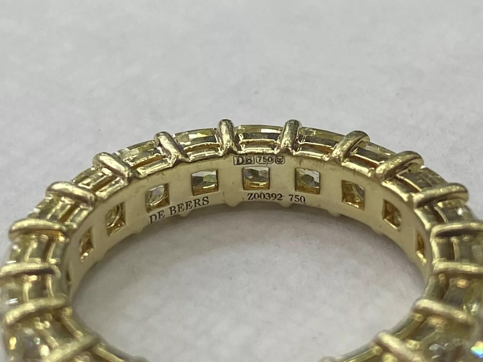 Fascia di diamanti gialli di fantasia certificati De Beers da 6,00 carati in oro giallo 18 carati

Realizzato in oro giallo massiccio 18 carati, questo splendido bracciale è impreziosito da venti diamanti gialli a taglio radiante per un peso totale