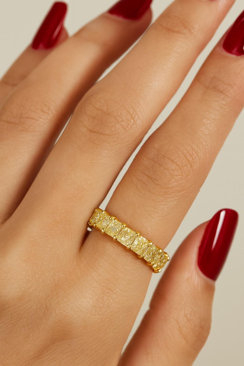 Contemporaneo Fascia di diamanti gialli fantasia De Beers da 6,00 carati in oro giallo 18 carati in vendita