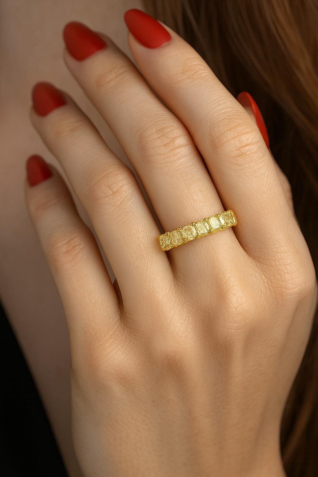 Taglio cuscino Fascia di diamanti gialli fantasia De Beers da 6,00 carati in oro giallo 18 carati in vendita