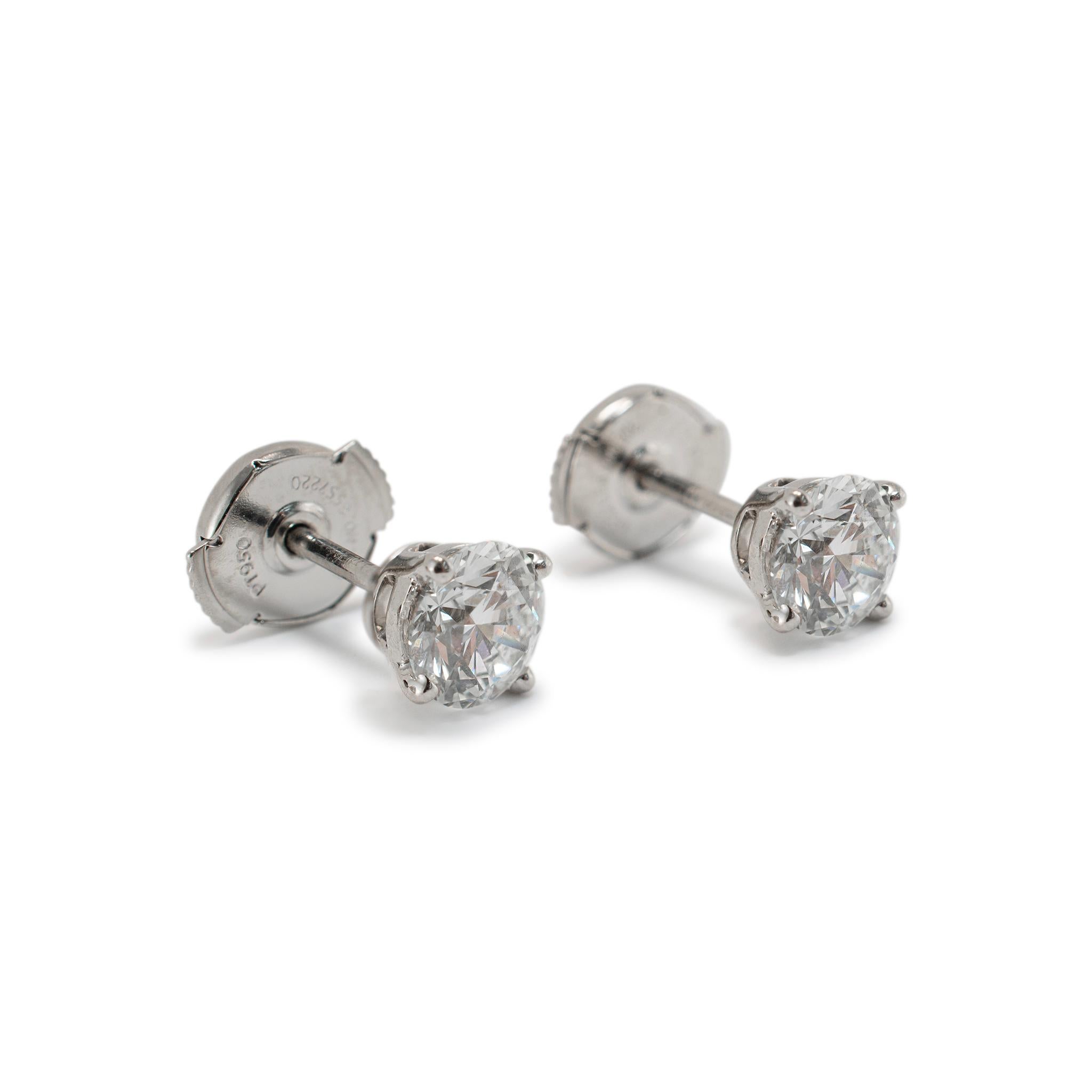Marque : De Beers 

Genre : Femmes

Type de métal : 950 Platine

Longueur : 0,25 pouces

diamètre : 5,30 mm

Poids : 2.10 grammes

Une paire de boucles d'oreilles DE BEERS en platine 950, diamants, avec système de fermeture de boucle d'oreille.