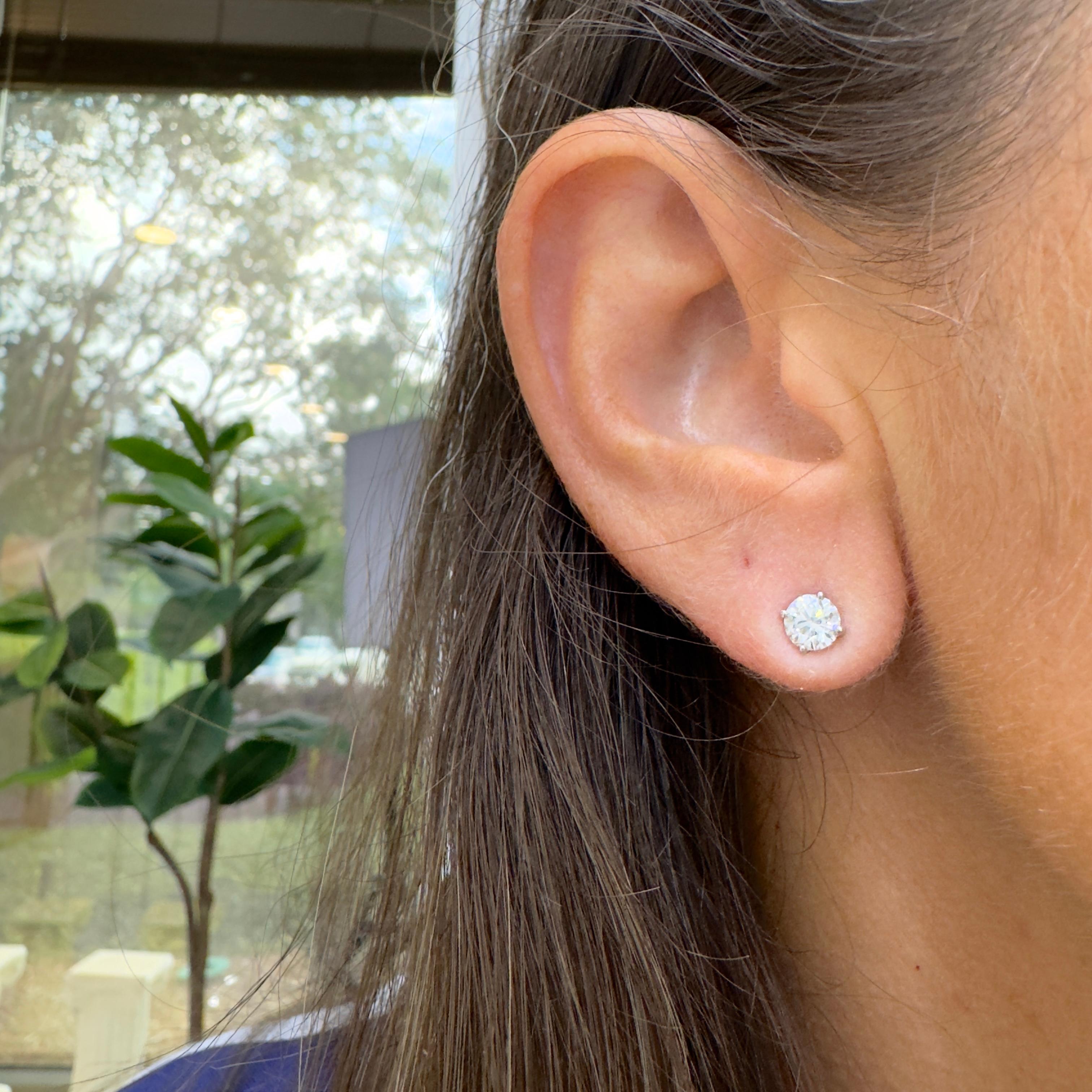 De Beers Db Classic 950 Platinum 1.05ct Round Brilliant Diamond Studs en vente 1