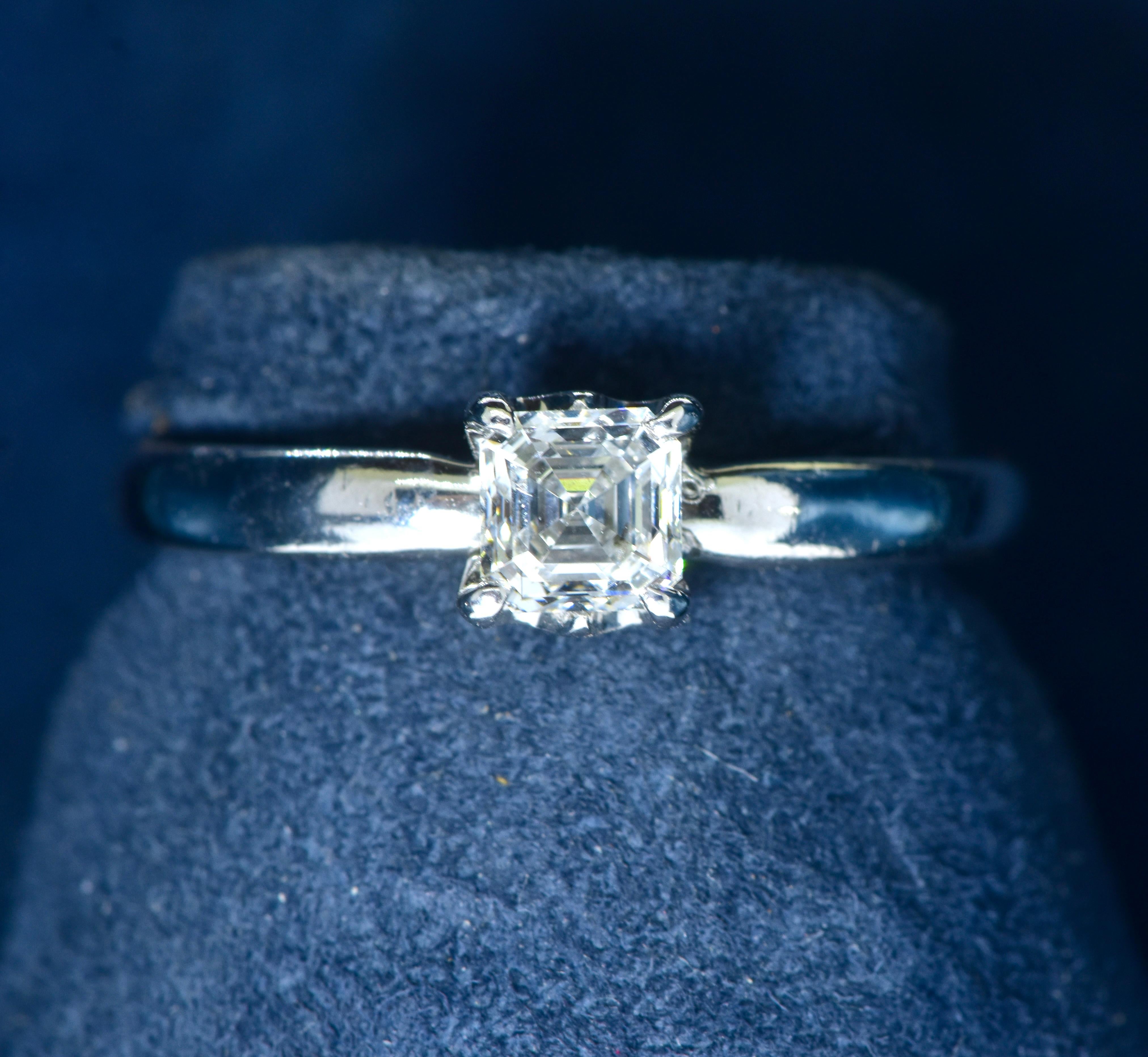 De Beers Diamond, .40 cts., F/G, VS1-VVS Platinum Ring.  For Sale 2