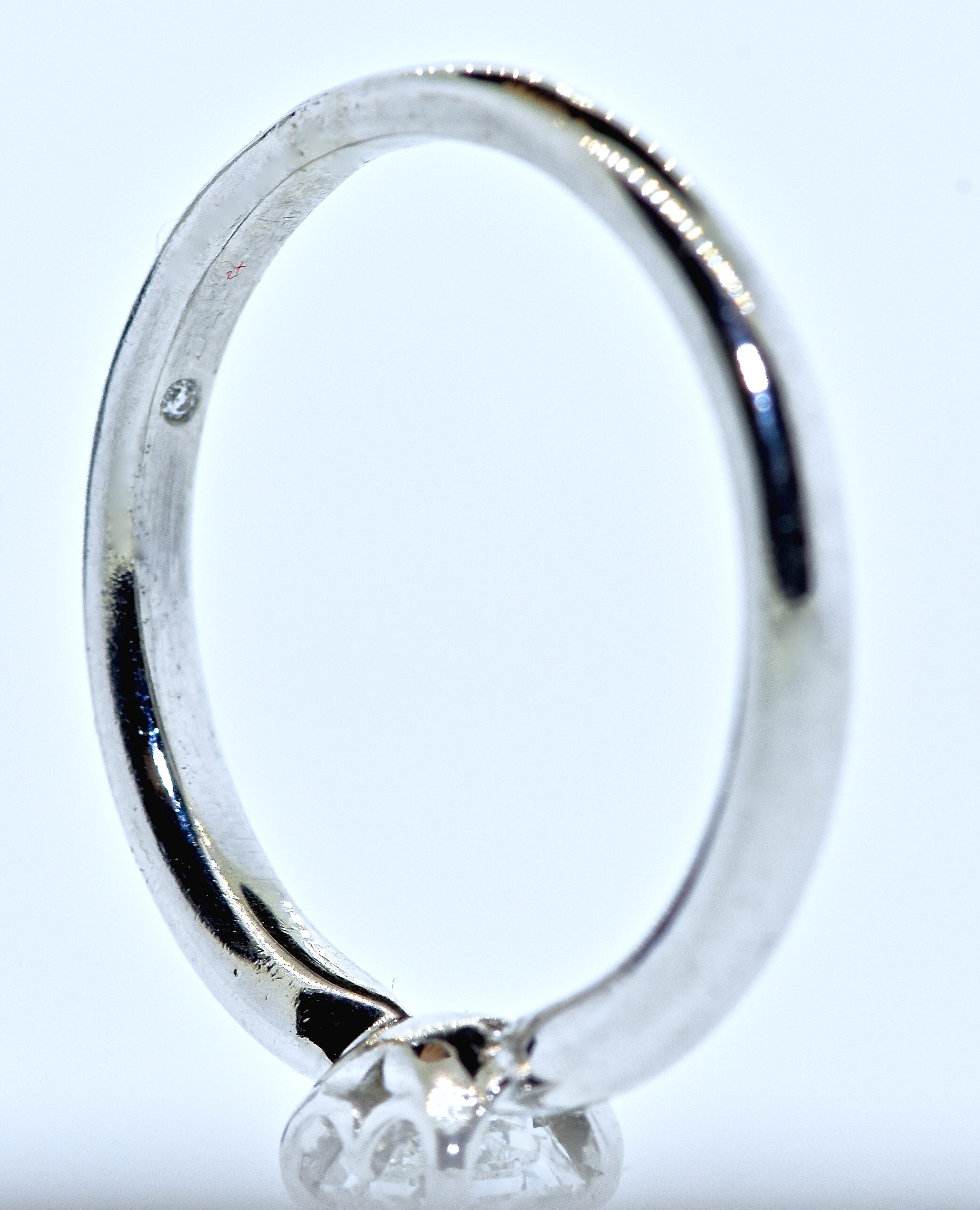 Women's or Men's De Beers Diamond, .40 cts., F/G, VS1-VVS Platinum Ring.  For Sale