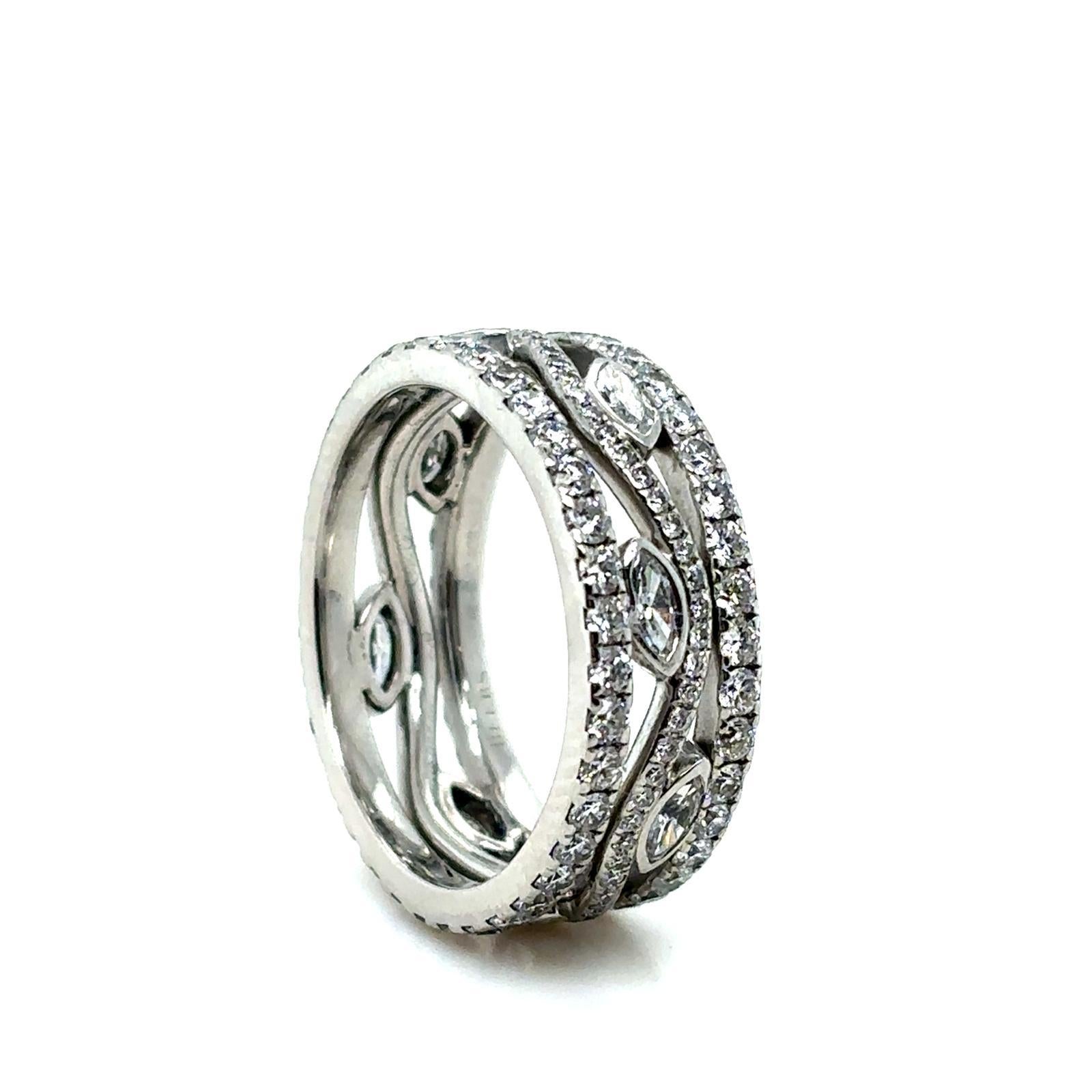 Anillo de eternidad completo de diamantes De Beers en platino, hacia 2020

Este anillo de eternidad consta de tres filas, la central engastada con diamantes redondos de talla brillante y suavemente curvada para alojar diamantes individuales de talla
