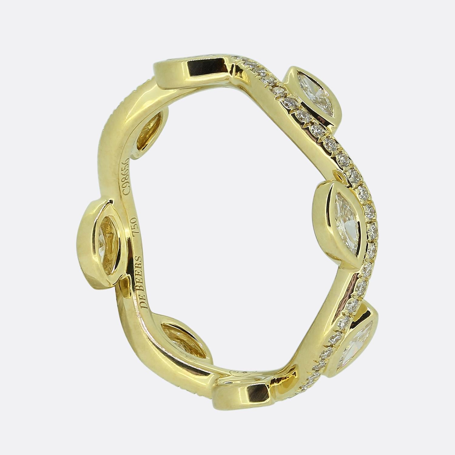 Nous avons ici un charmant anneau en diamant du groupe diamantaire mondialement connu, De Beers. Cette pièce en or jaune 18ct présente un design unique avec des diamants en forme de marquise sertis en alternance au-dessus et au-dessous d'une bande