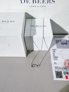 Collection Infinity de De Beers : collier avec diamant en forme de symbole de l'infini
