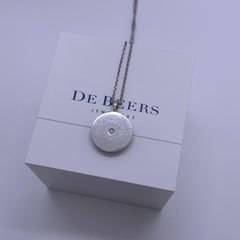 Collar Medalla De Beers Lotus Micropavé 0,22ct Diamante Esmalte Azul Profundo