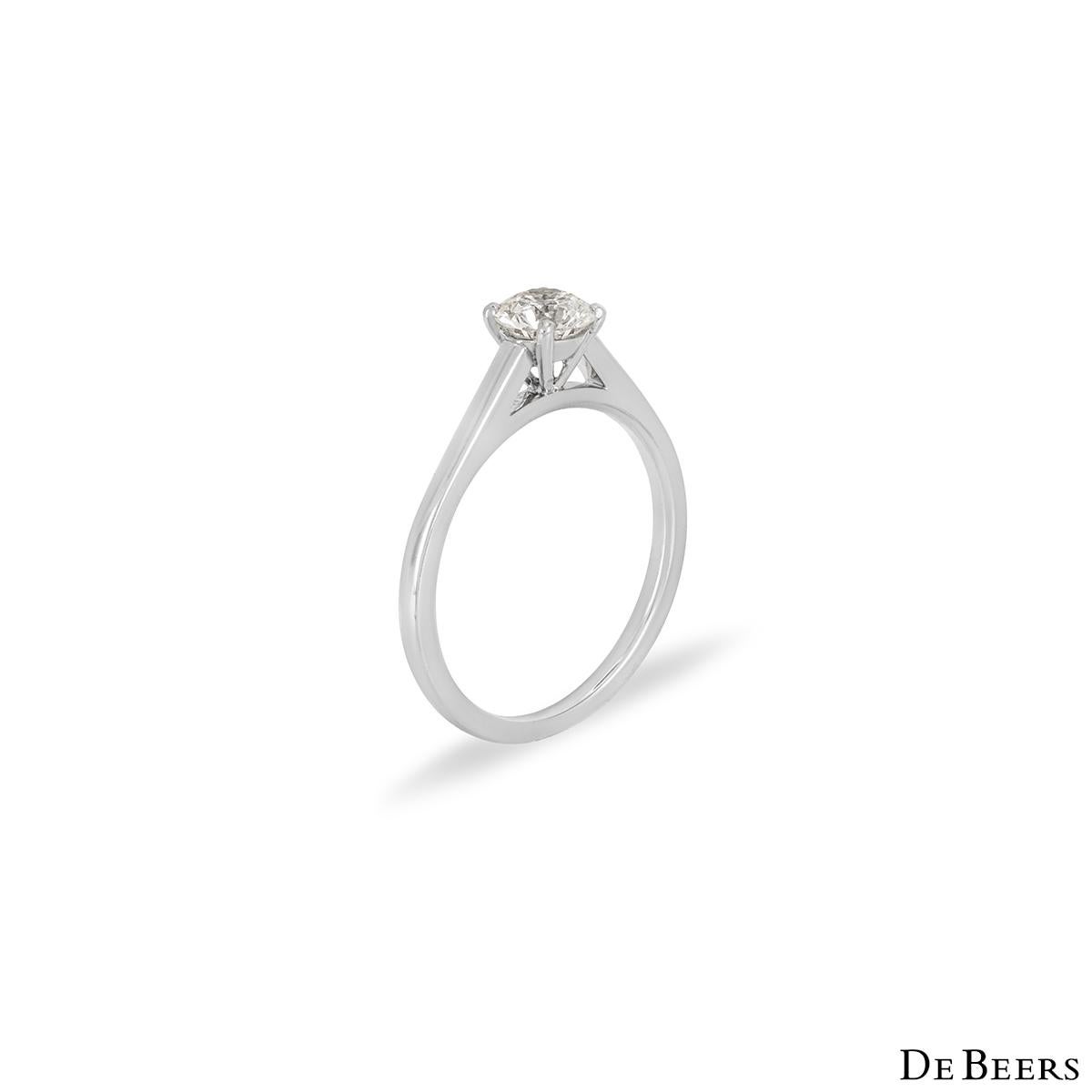 Une magnifique bague en platine sertie de diamants de la collection Classic de De Beers. La bague est ornée d'un diamant rond de taille brillant dans une monture à quatre griffes, d'un poids de 0,52ct, de couleur H et de pureté VS1. La bague est de