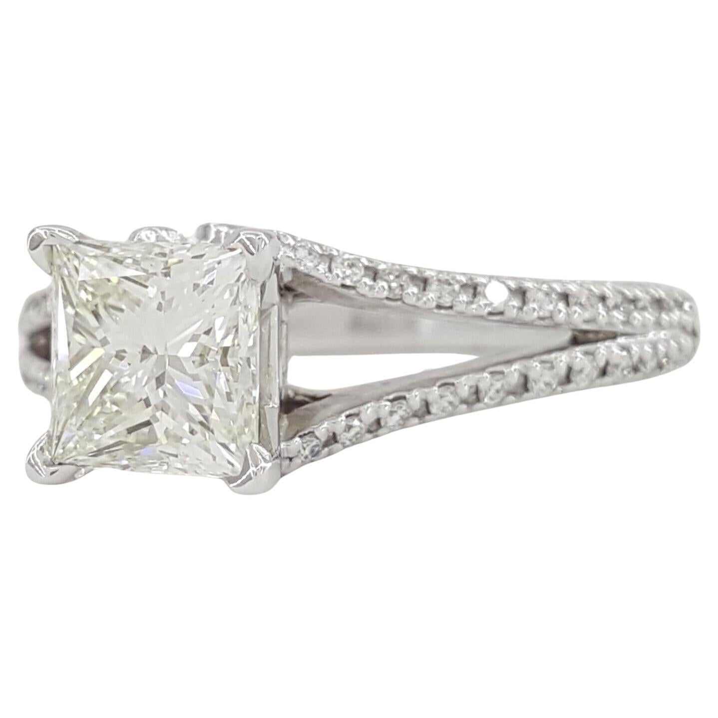Moderne DE BEERS Bague de fiançailles en platine avec diamant de taille Princesse Brilliante Halo en vente