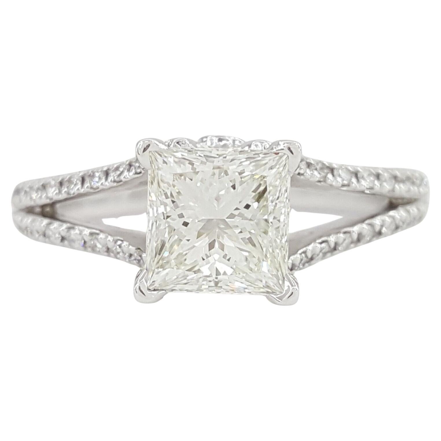 DE BEERS Bague de fiançailles en platine avec diamant de taille Princesse Brilliante Halo en vente