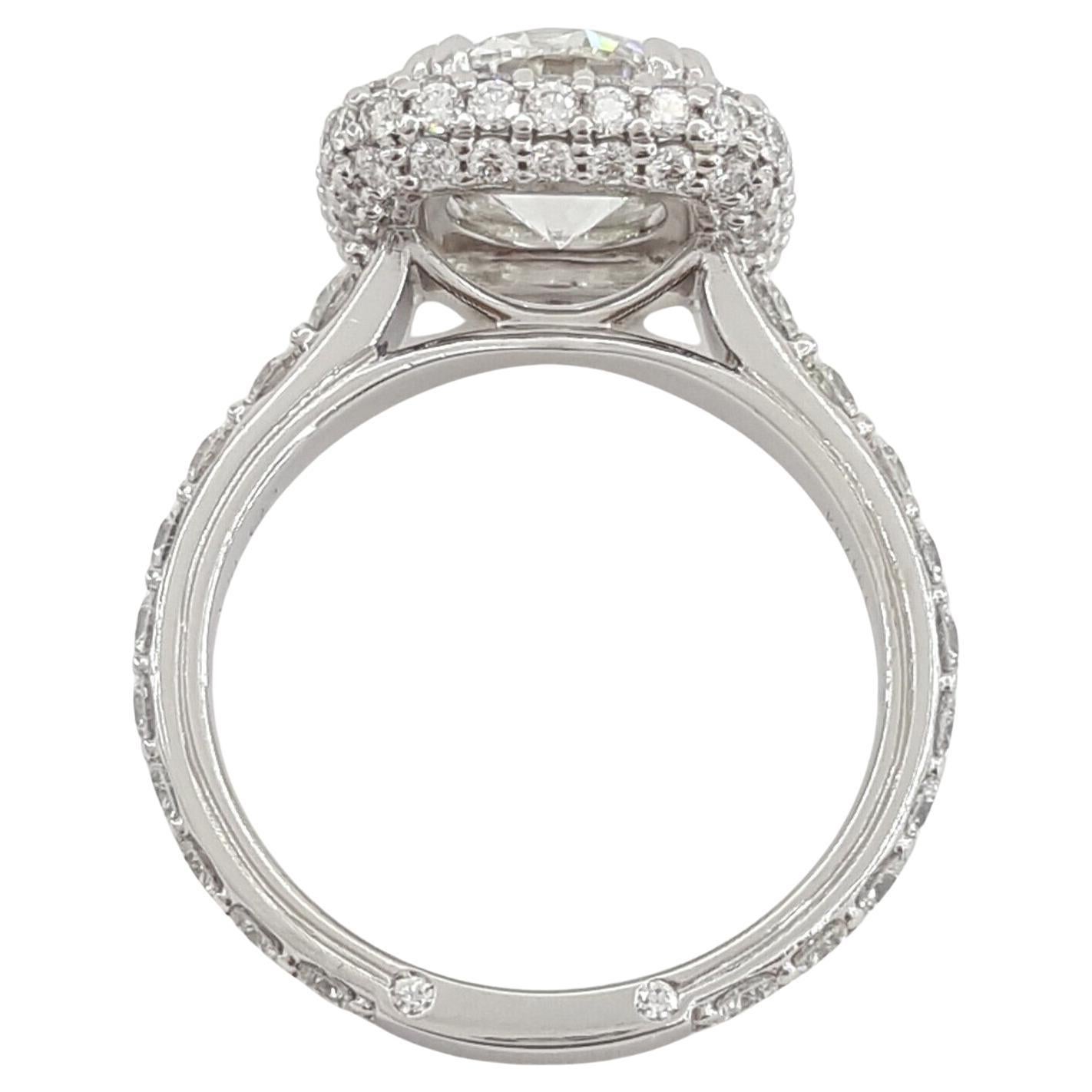 Moderne DE BEERS Bague de fiançailles en platine avec halo et diamant à taille ronde et brillante en vente