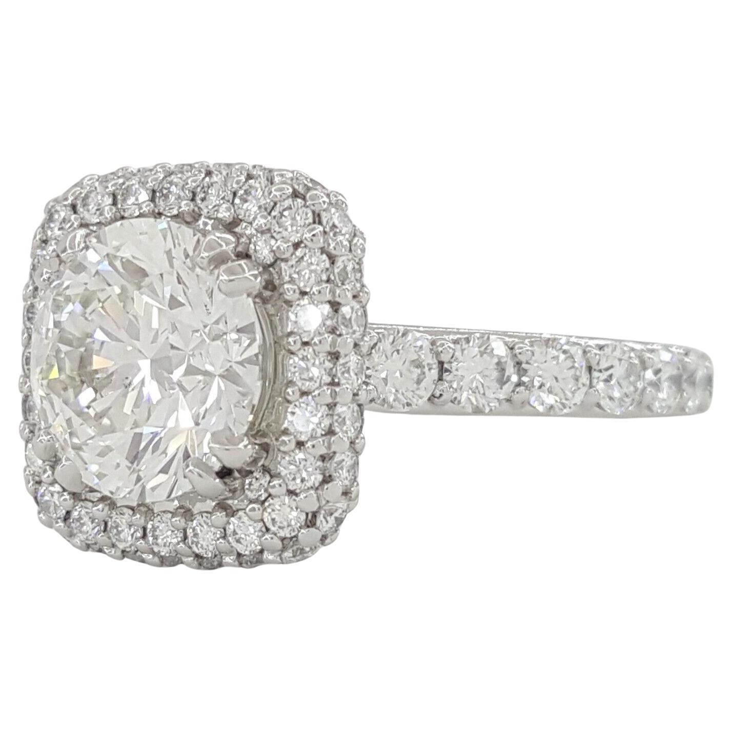 Taille émeraude DE BEERS Bague de fiançailles en platine avec halo et diamant à taille ronde et brillante en vente