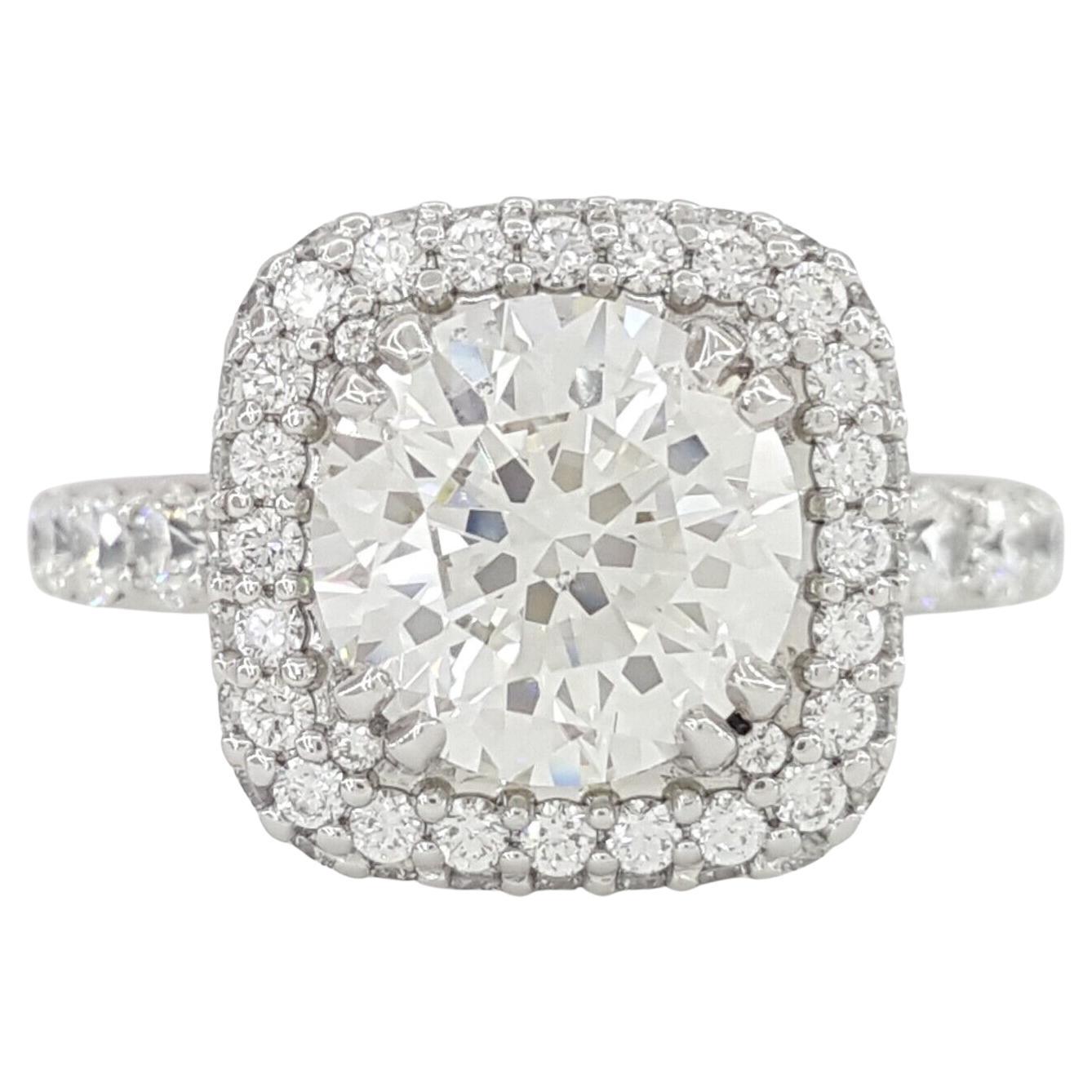 DE BEERS Bague de fiançailles en platine avec halo et diamant à taille ronde et brillante en vente
