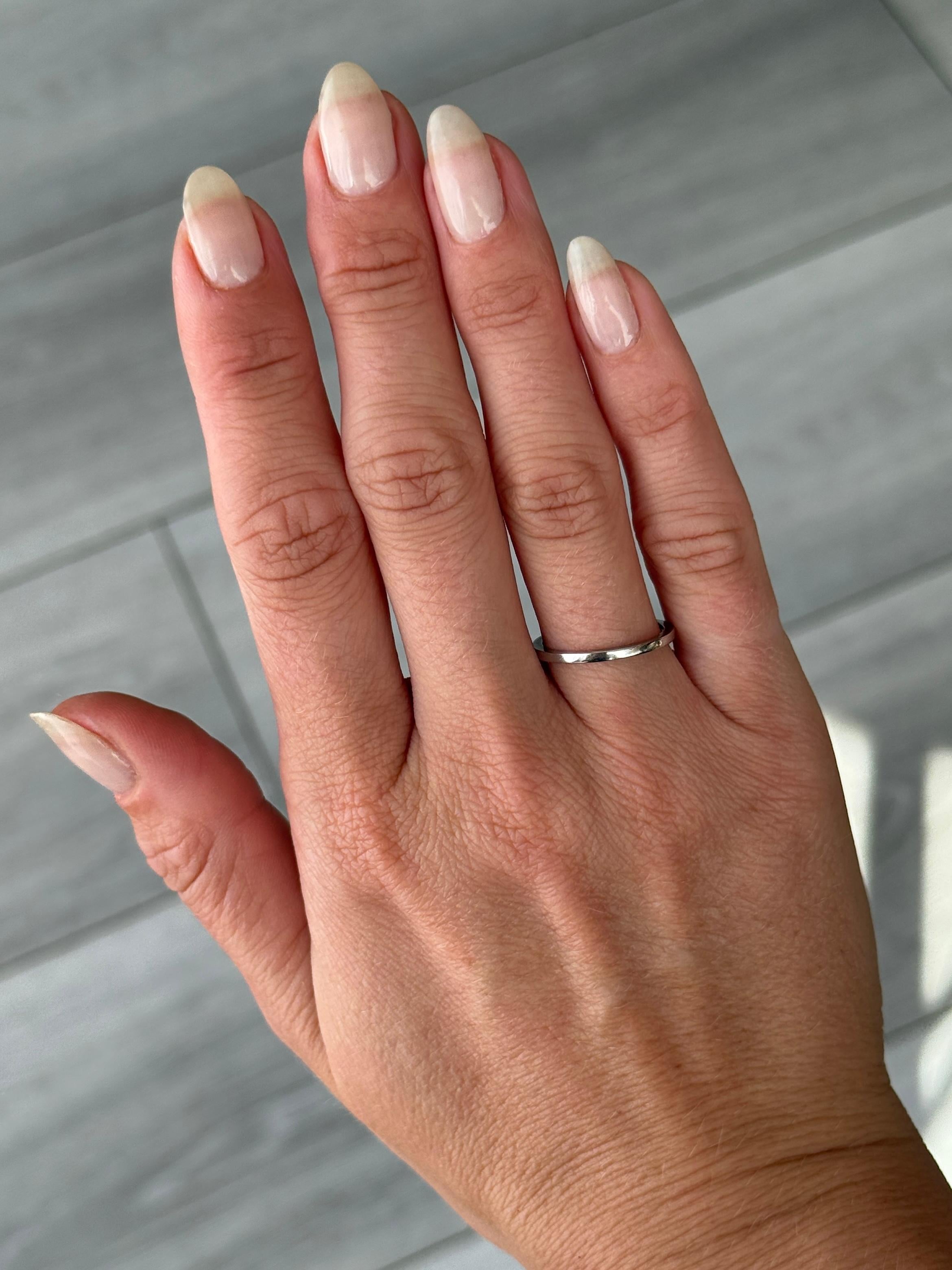 Moderno Fascia di platino semplice De Beers in vendita