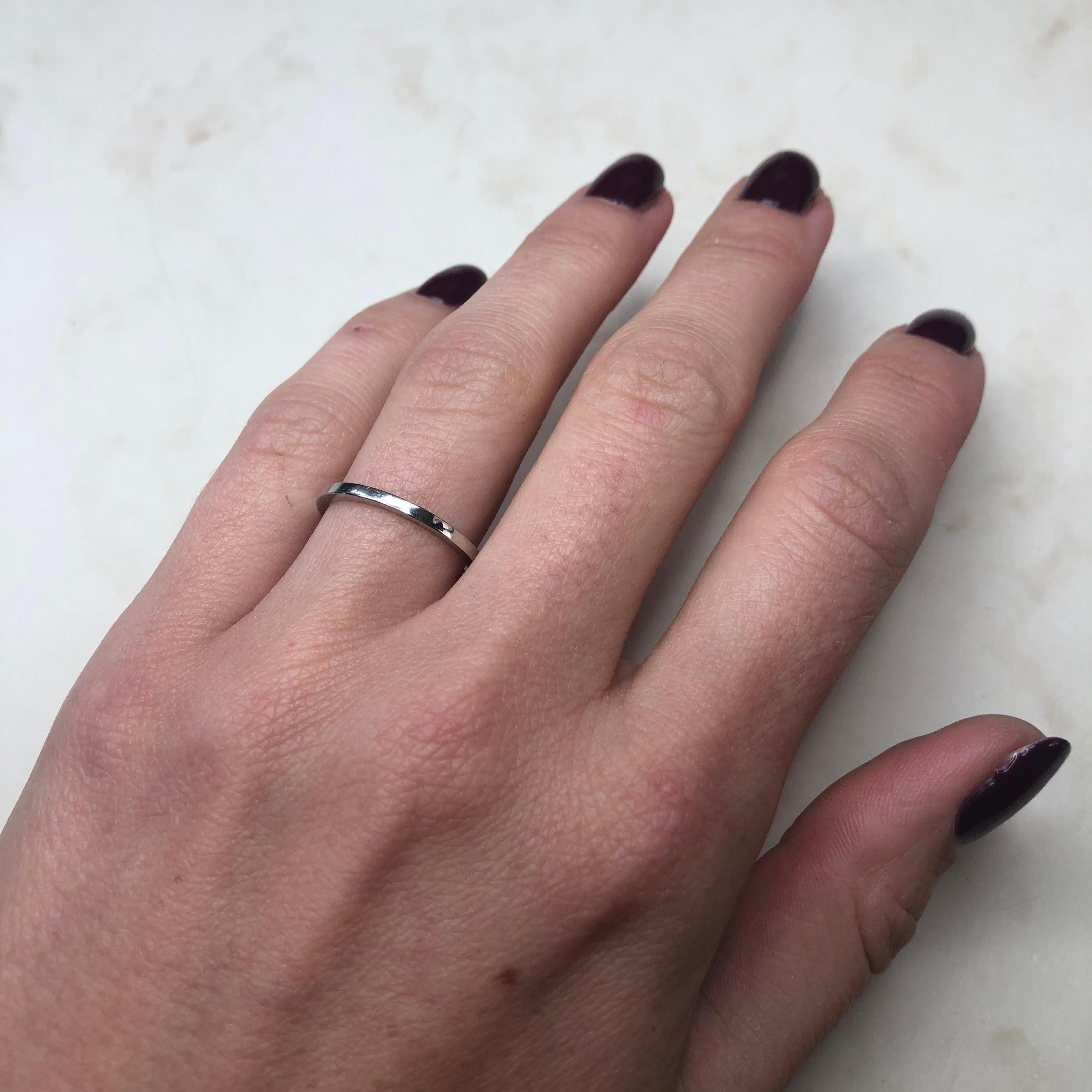 De Beers Simple Platinum Band In Good Condition For Sale In Chipping Campden, GB