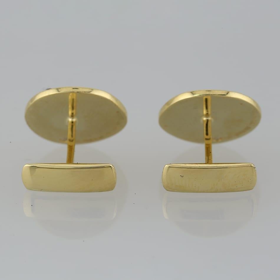Se trata de un par de gemelos de oro amarillo de 18 ct del mundialmente conocido diseñador de joyas De Beers. Ambos gemelos albergan 2 diamantes naturales en bruto, sin tallar.
