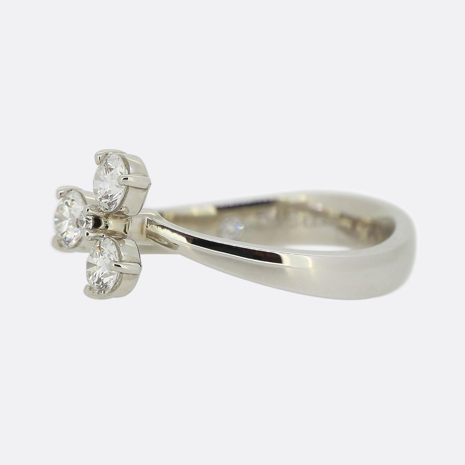 Si tratta di un anello a trifoglio in oro bianco 18ct con diamanti incastonati del designer De Beers. Questo anello ha un diamante rotondo taglio brillante centrale e altri tre diamanti rotondi taglio brillante intorno al centro, con un elegante