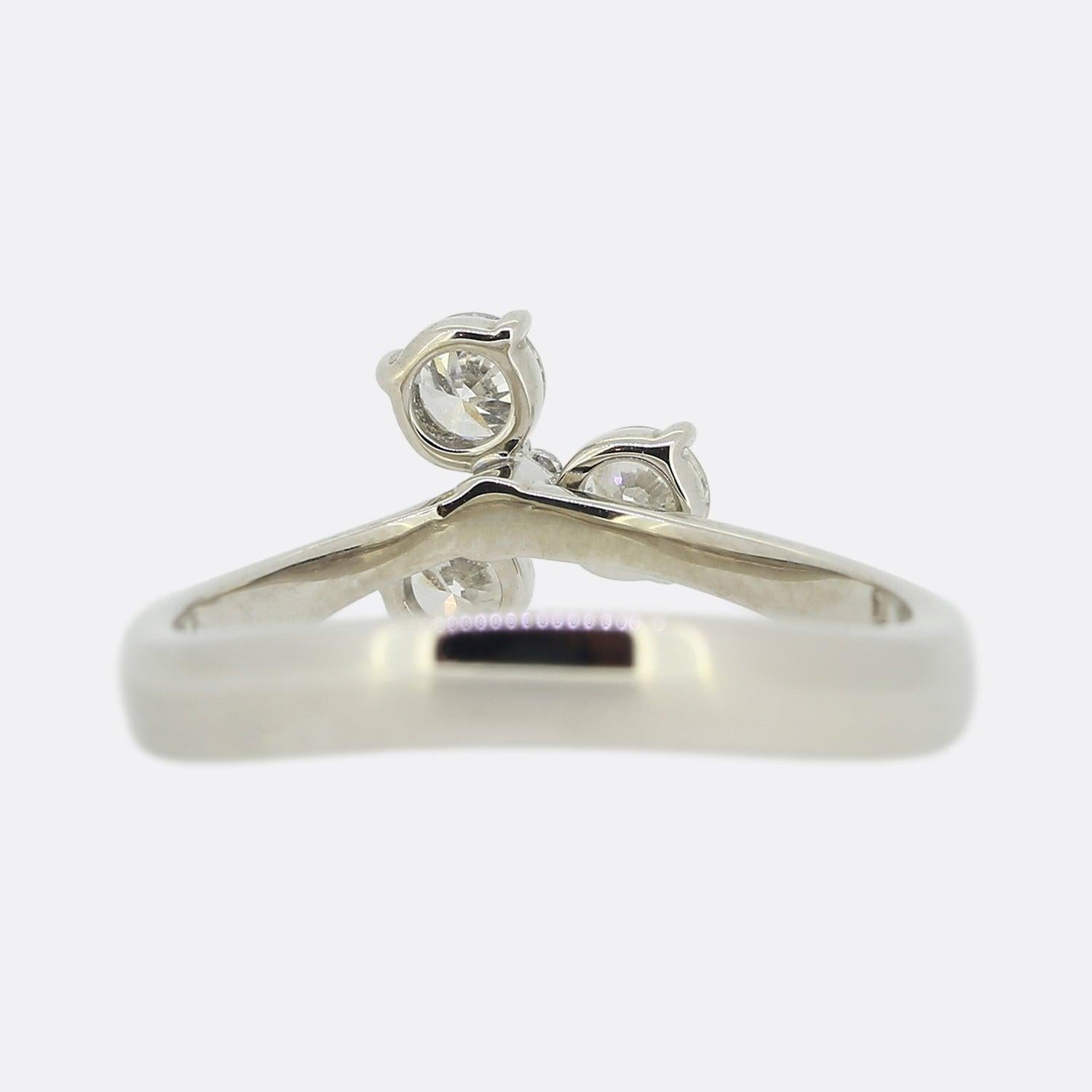 Taglio brillante A. Stone Anello con tre pietre di diamanti e trifoglio in vendita