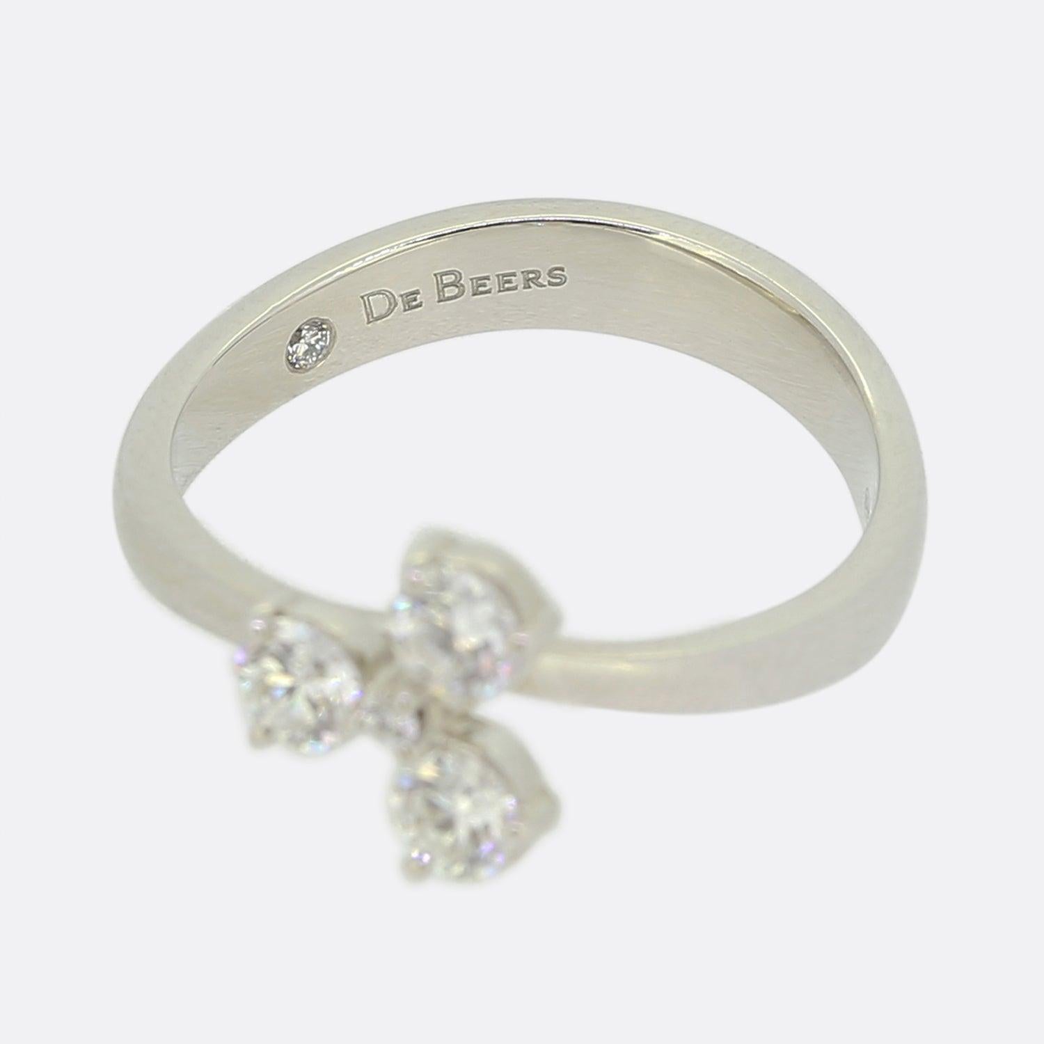 A. Stone Anello con tre pietre di diamanti e trifoglio In condizioni buone in vendita a London, GB