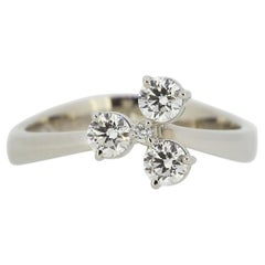 De Beers Kleeblattring mit drei Steinen und Diamanten