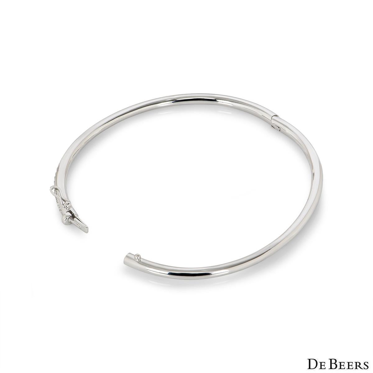 De Beers Bracelet jonc classique en or blanc et diamants B102113 Excellent état - En vente à London, GB