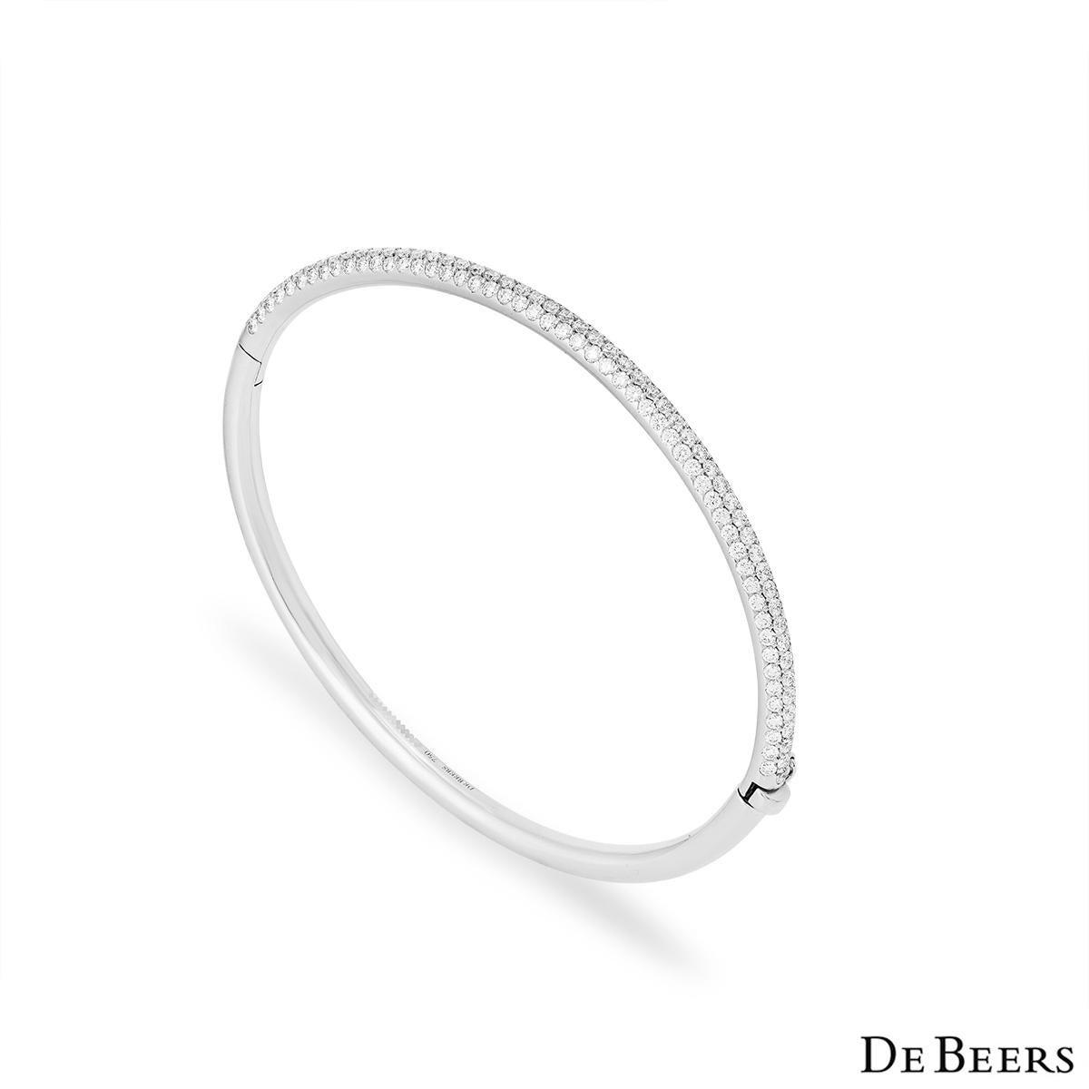 Un elegante braccialetto con diamanti in oro bianco 18 carati di De Beers della collezione Classics. Il braccialetto presenta 162 diamanti rotondi taglio brillante incastonati a micropavimenti per un totale di 2,03 ct, di colore prevalentemente F-G