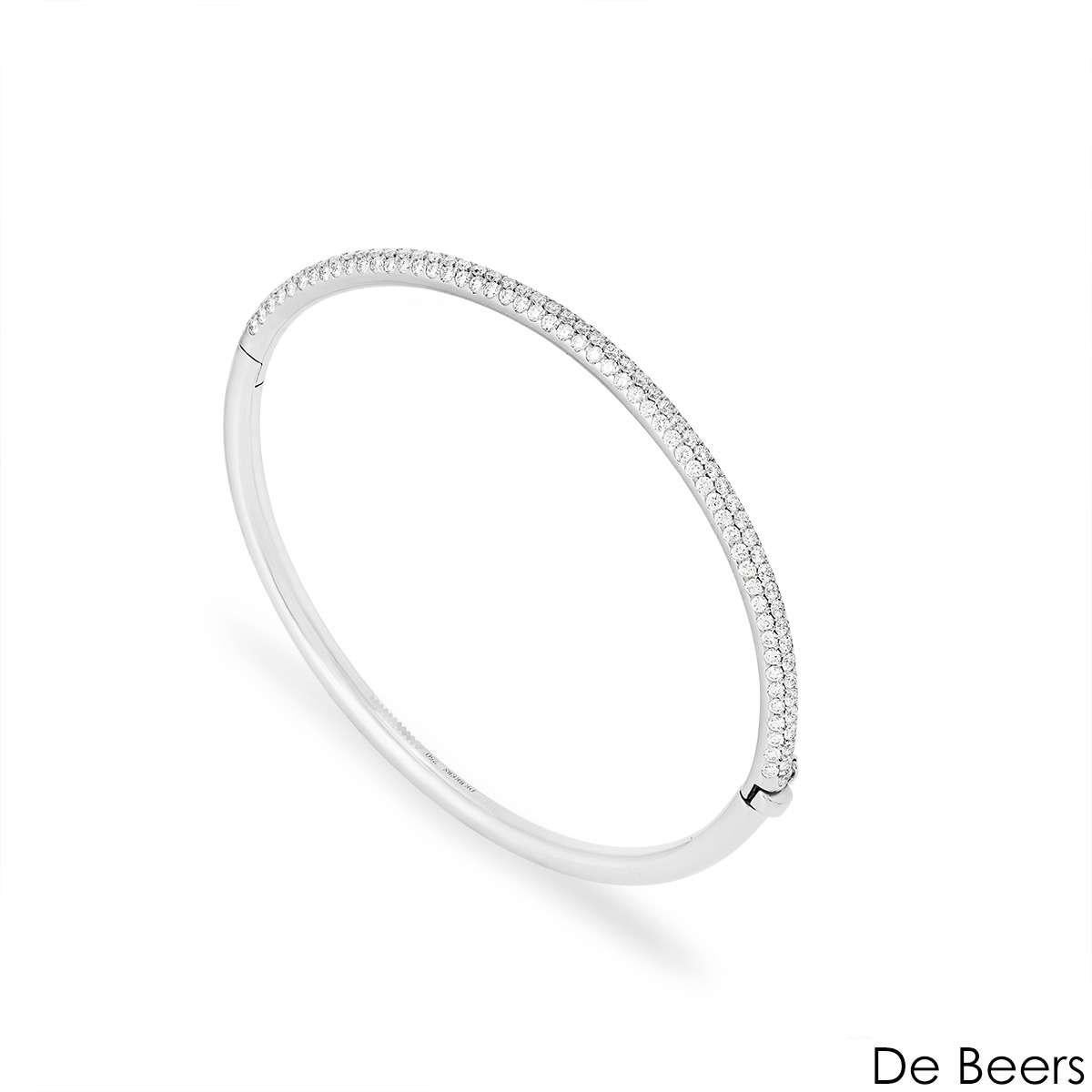 Un elegante braccialetto con diamanti in oro bianco 18 carati di De Beers della collezione Classics. Il braccialetto presenta 162 diamanti rotondi taglio brillante incastonati a micropavé per un totale di ~1,99ct con colore predominante F-G e