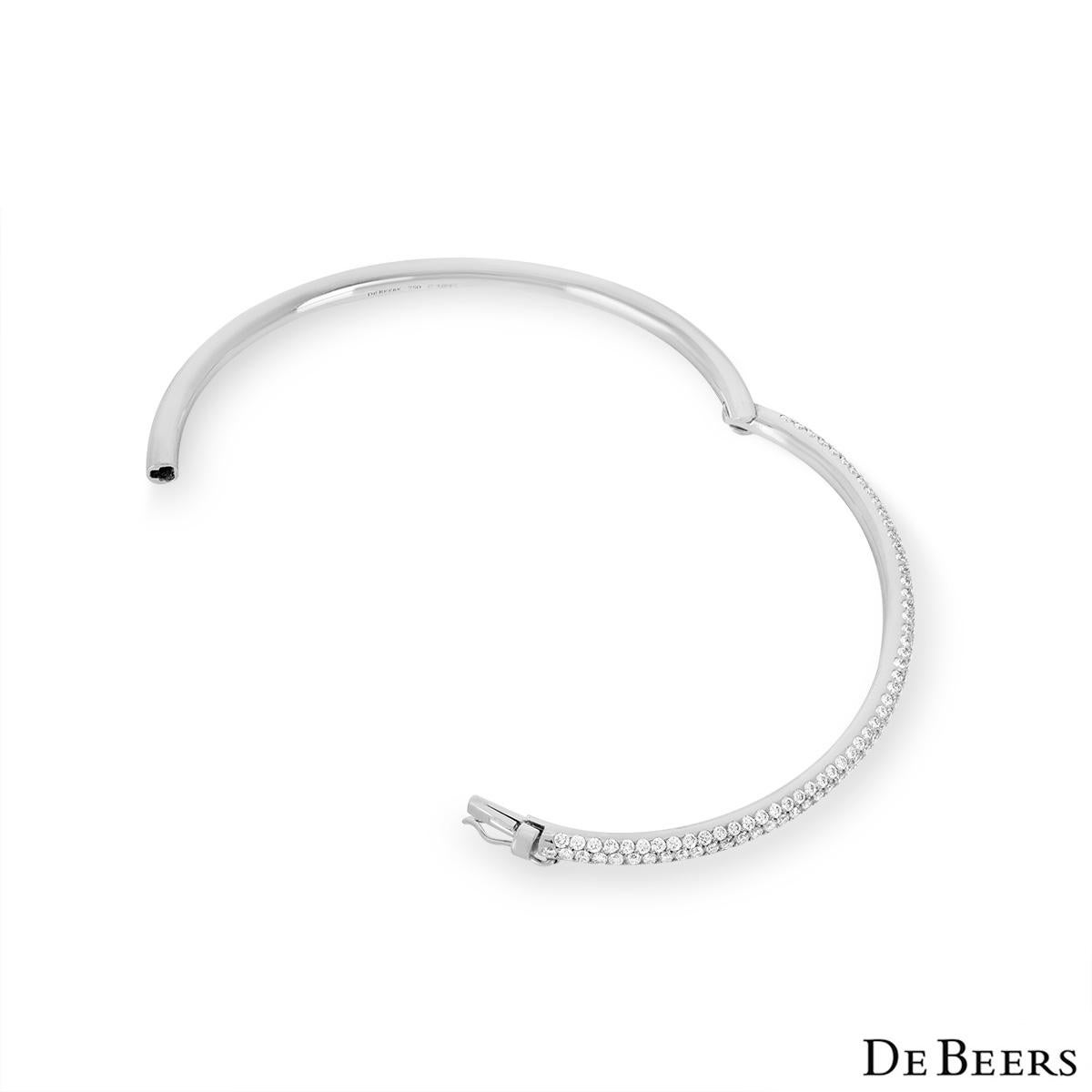 Taglio brillante De Beers Bangle classico in oro bianco con tre file di diamanti B102120 in vendita