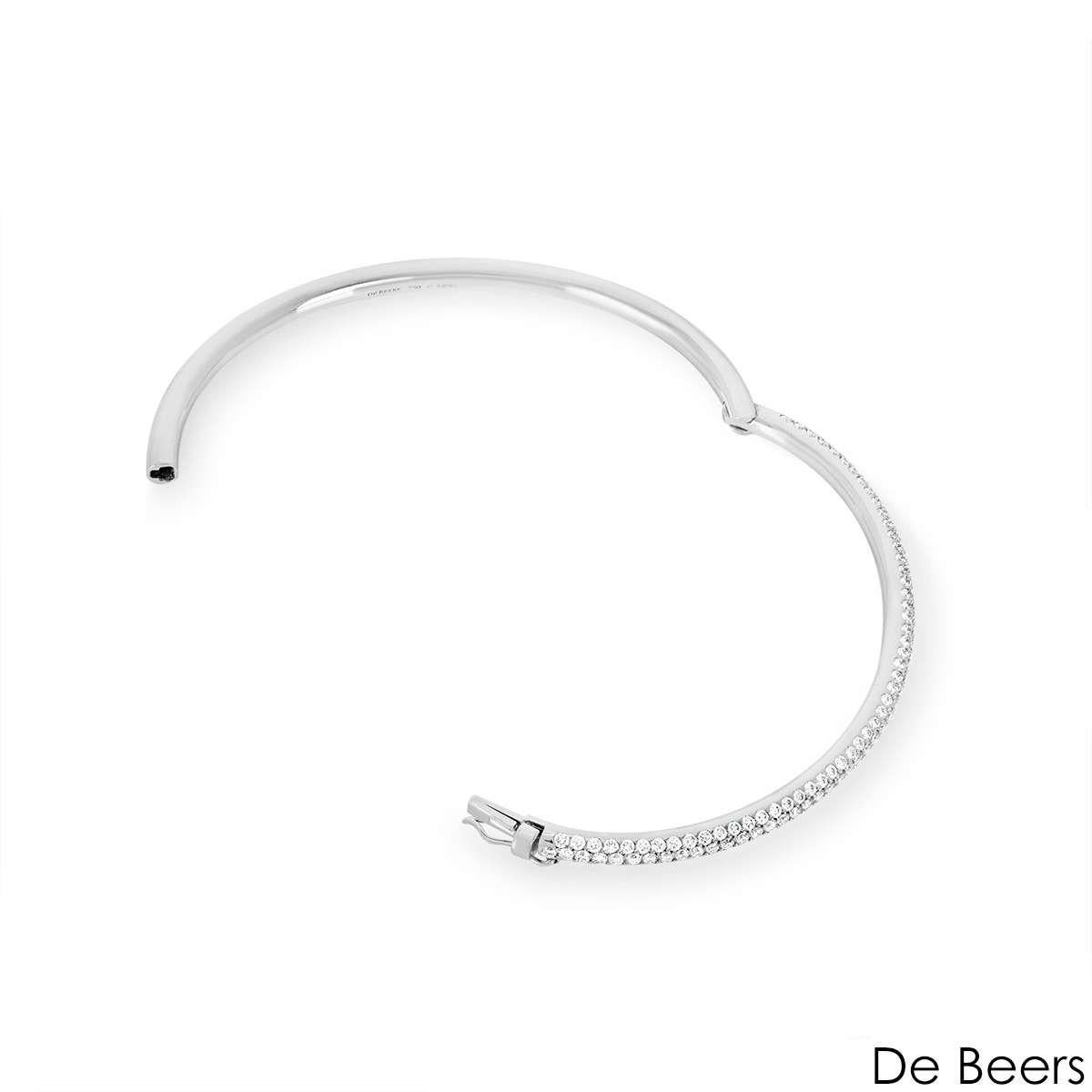 Taglio brillante De Beers Bangle classico in oro bianco con tre file di diamanti B102120 in vendita