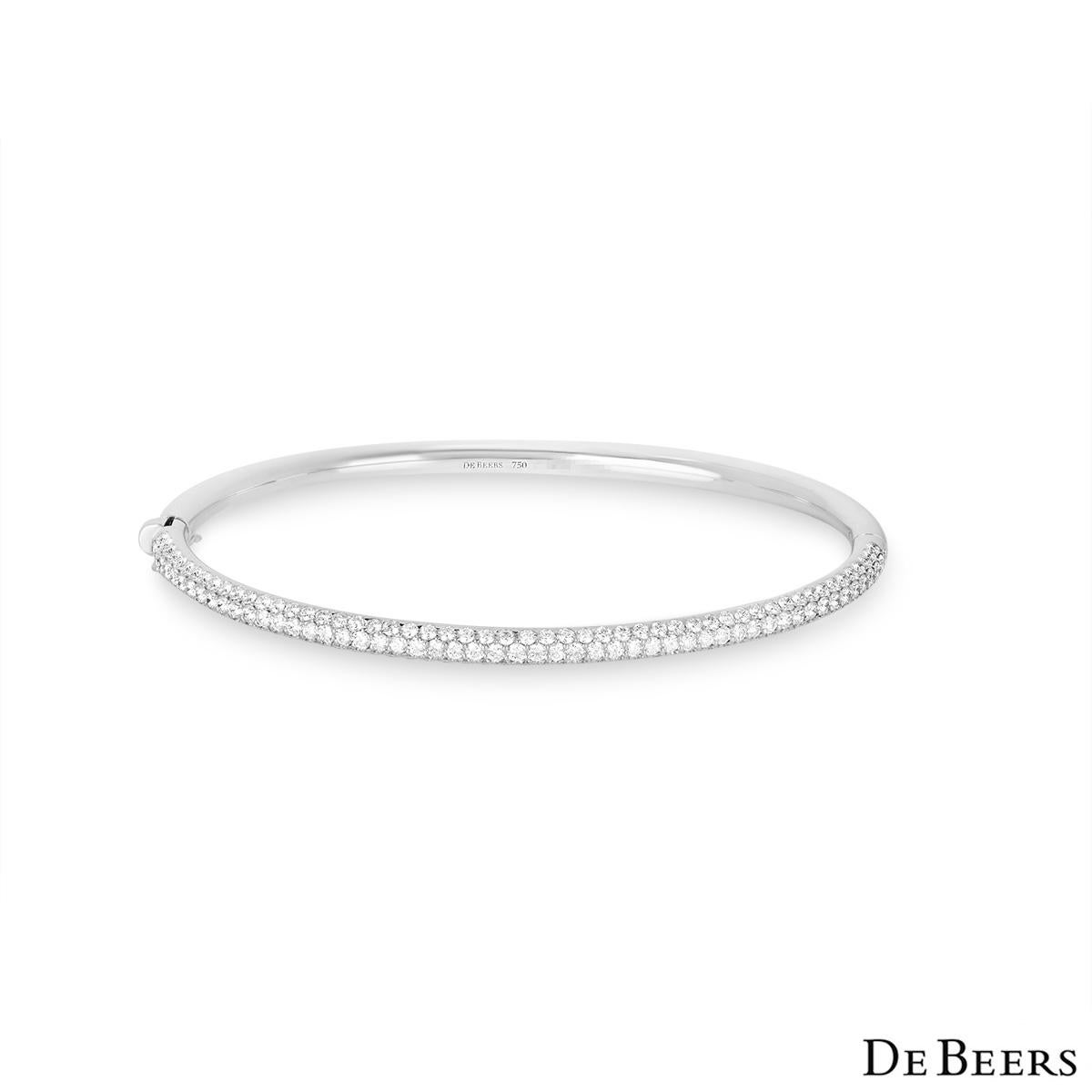 De Beers Bangle classico in oro bianco con tre file di diamanti B102120 In condizioni ottime in vendita a Mayfair, London, London
