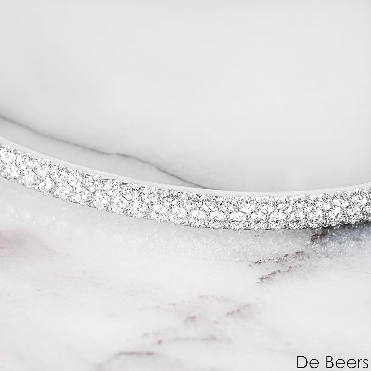 Brazalete clásico de oro blanco con tres filas de diamantes De Beers B102120 en venta 1