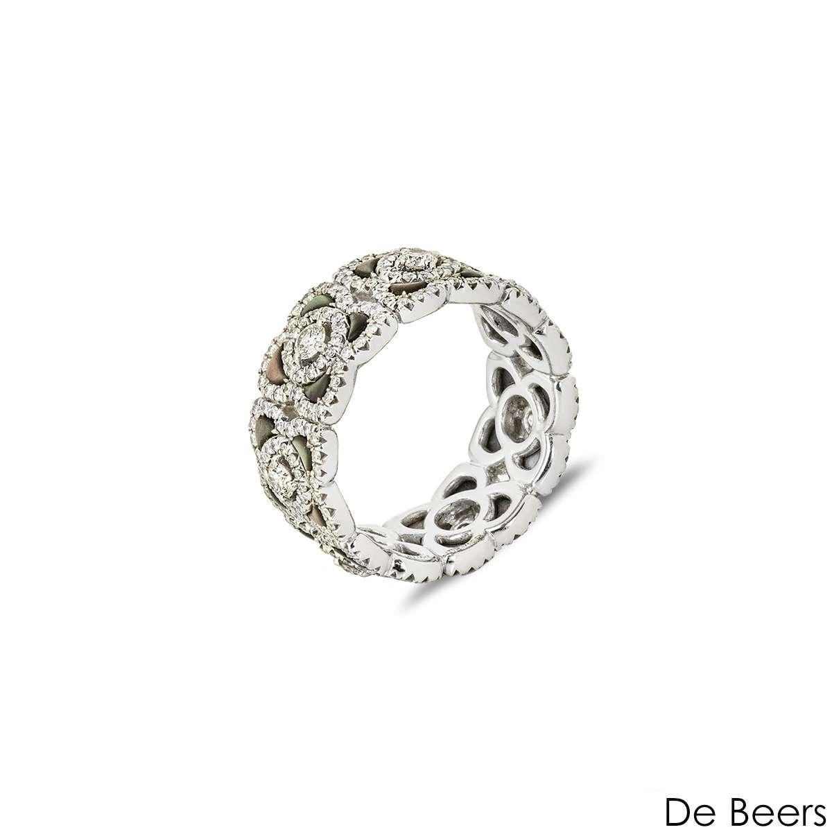Ein eleganter Ring aus 18 Karat Weißgold mit Diamanten und schwarzem Perlmutt von De Beers aus der Enchanted Lotus Kollektion. Das Band ist mit 7 Lotus-Motiven mit Perlmutt-Intarsien besetzt, die mit 301 runden Diamanten im Brillantschliff mit einem