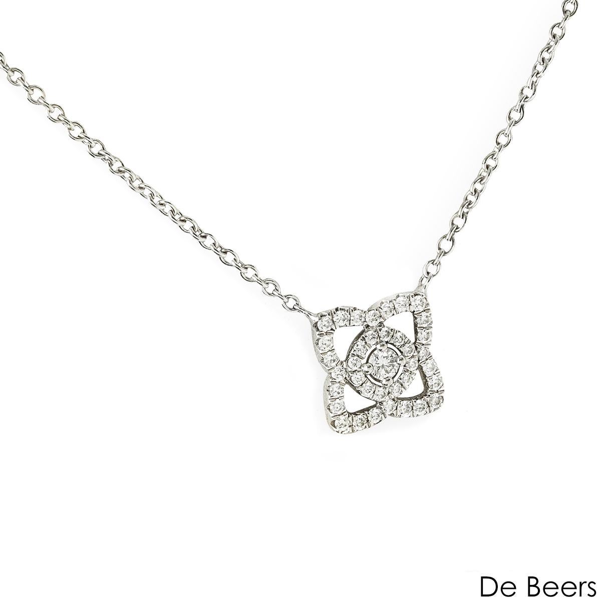 Un élégant pendentif en or blanc 18 carats serti de diamants de De Beers de la collection Enchanted Lotus. Le pendentif, inspiré de la fleur de Lotus, est serti de 37 diamants micropavés ronds et brillants d'un poids total combiné de ~0,15ct. Le