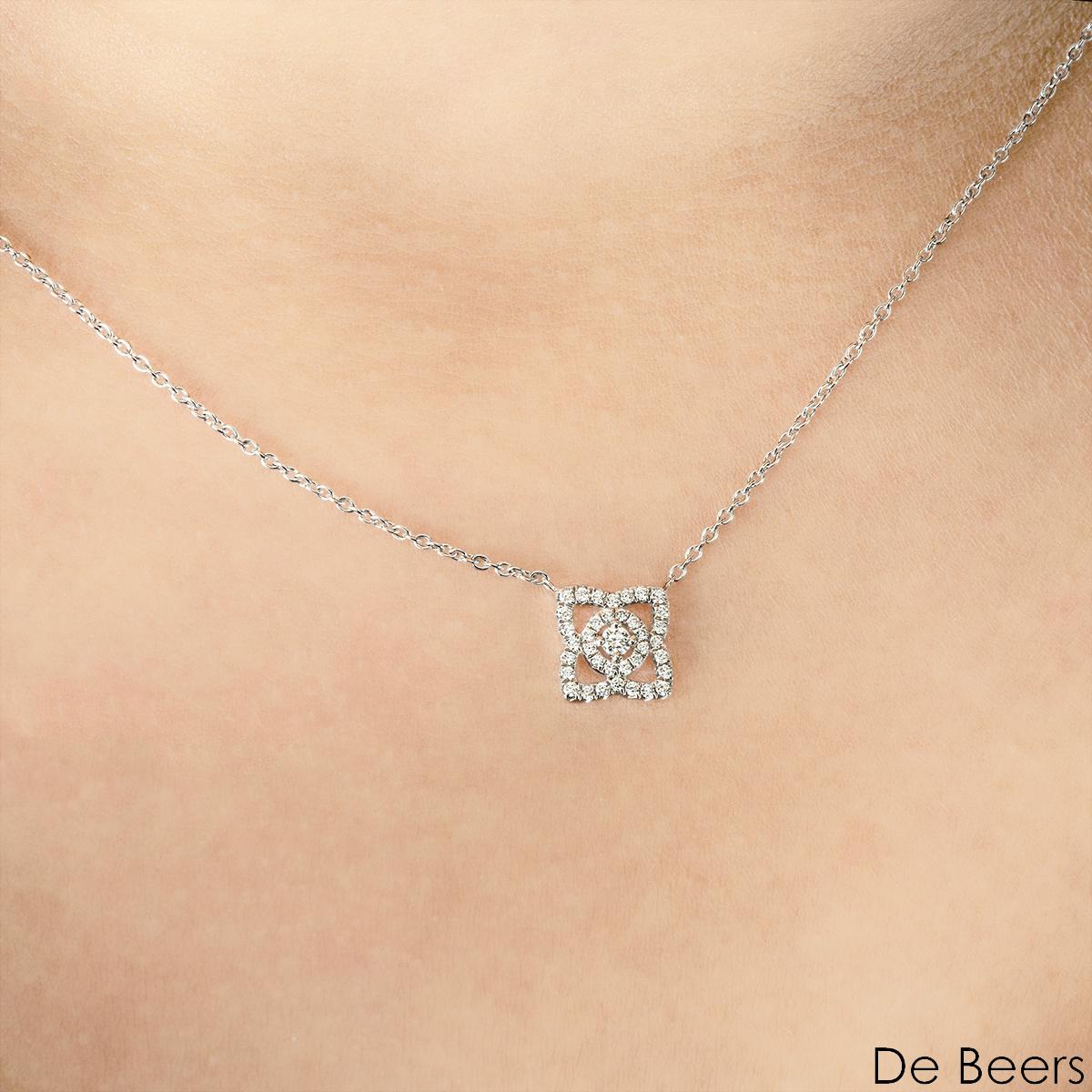 De Beers Pendentif Lotus enchanté en or blanc avec diamants N10219400A045 Pour femmes en vente