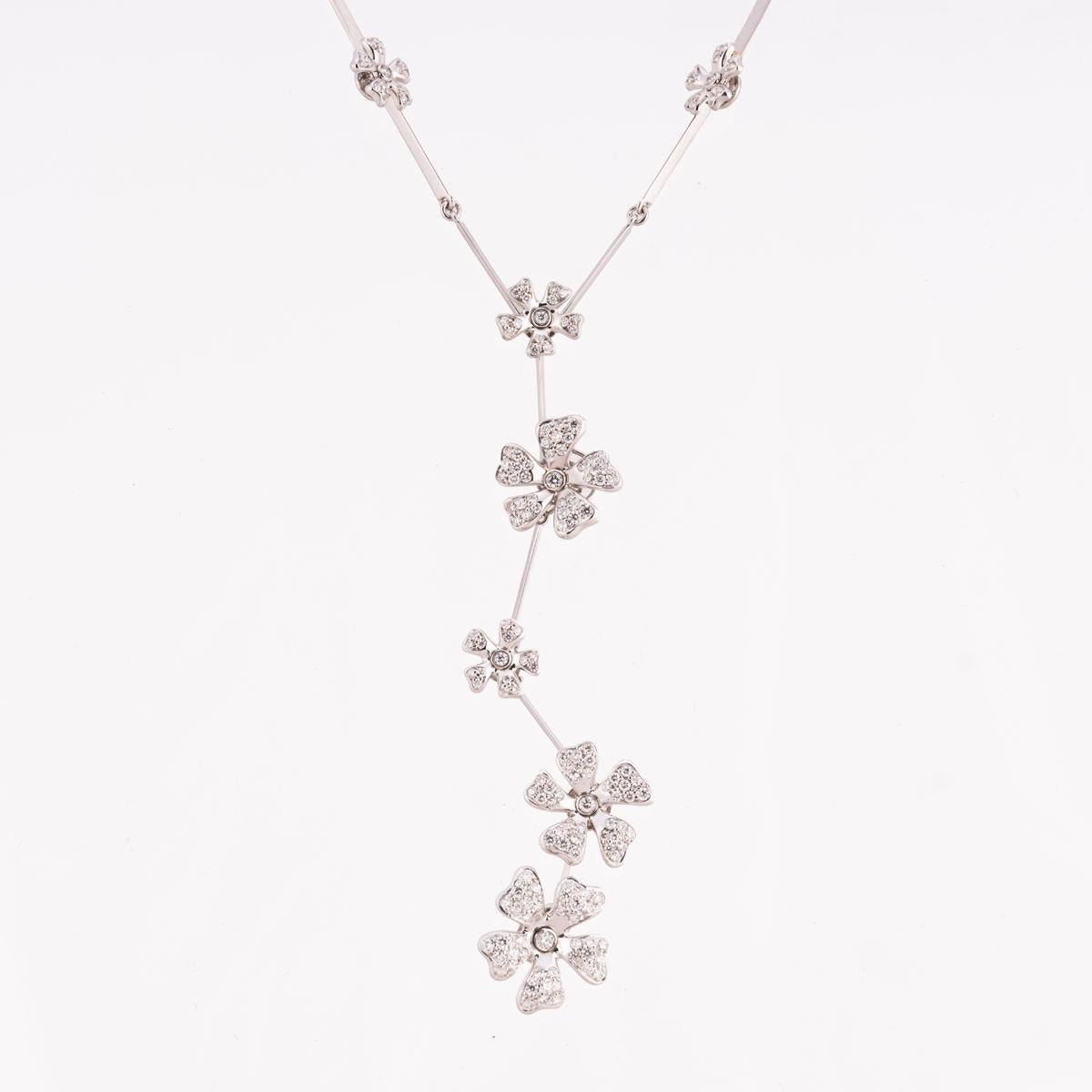 Una splendida collana di diamanti in oro bianco 18 carati della De Beers Wildflowers Collection. Questo pezzo presenta sette delicati motivi floreali di dimensioni graduali, ognuno dei quali è incastonato con diamanti rotondi taglio brillante per un