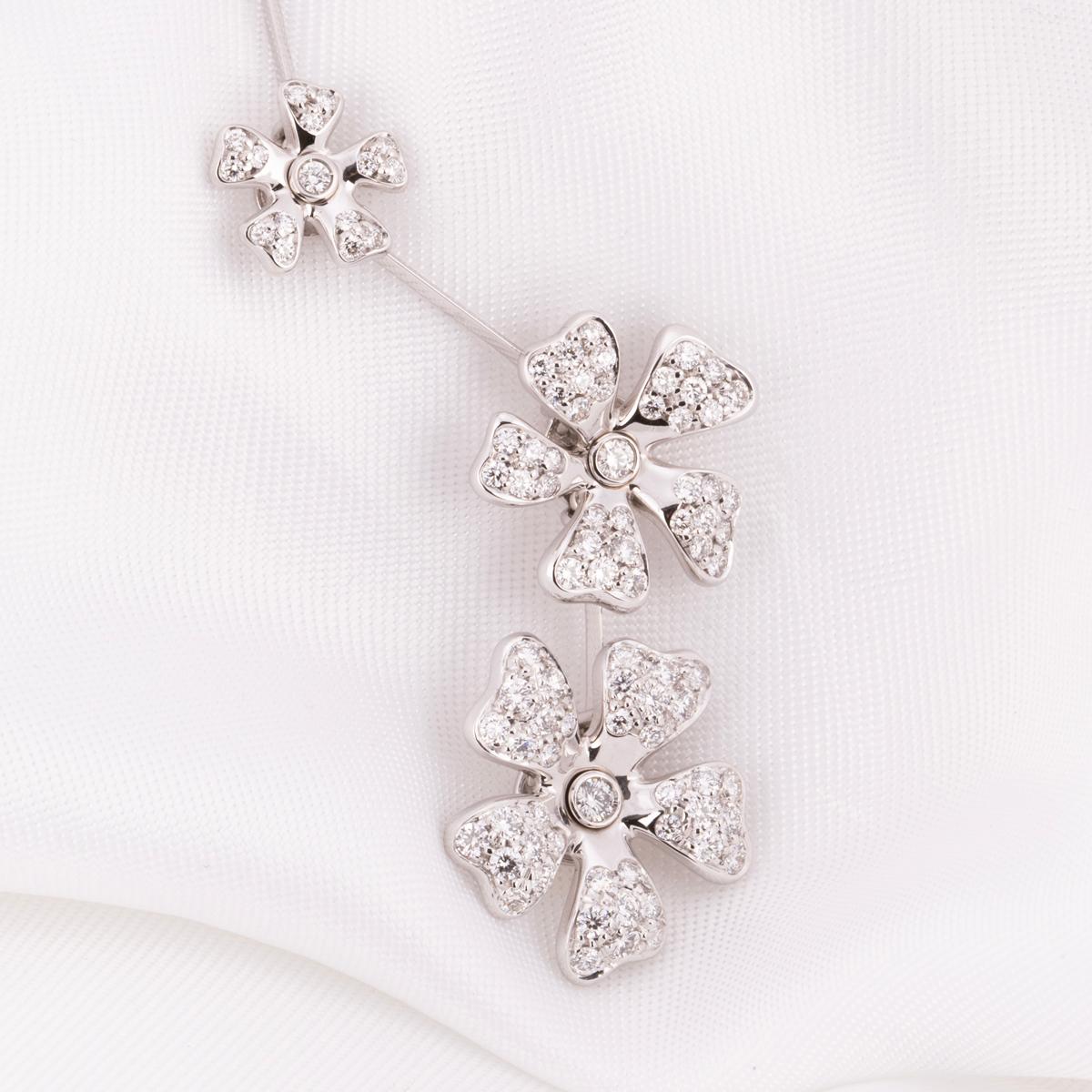 Taglio rotondo Collana di diamanti Wildflowers in oro bianco De Beers 2,10ct in vendita