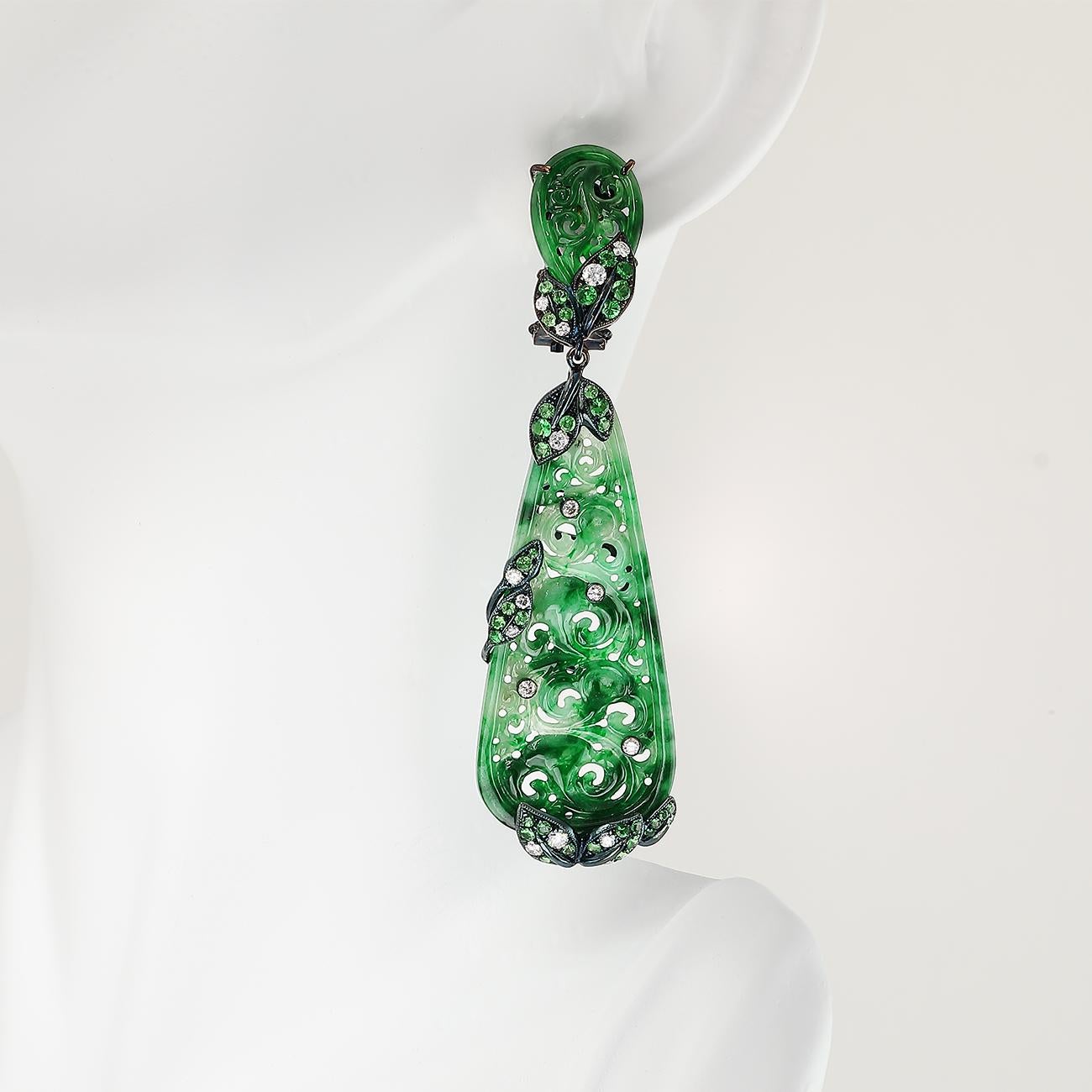 Stunning and intricately carved jade, sprinkled with diamonds and tsavorite garnets make up this unique piece from the de Boulle Collection.

• Jade (28.05 ctw.)
• Diamonds (1.15 ctw.)
• Tsavorite Garnets (2.53 ctw.)
• 18K white gold with blackened