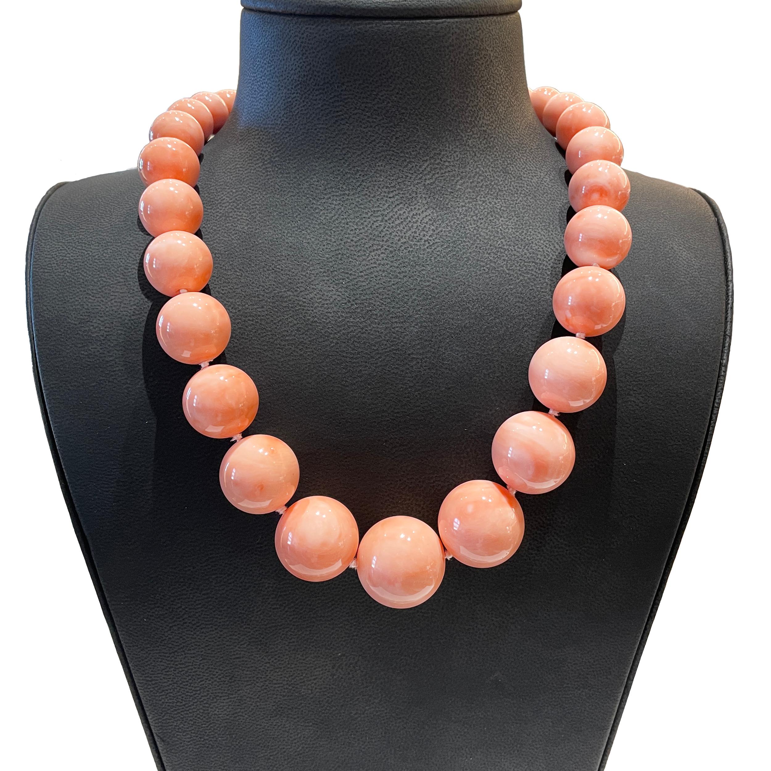 Filo di corallo graduato color rosa sfumato con chiusura a diamante.
- Diamanti
- Oro giallo 18 carati