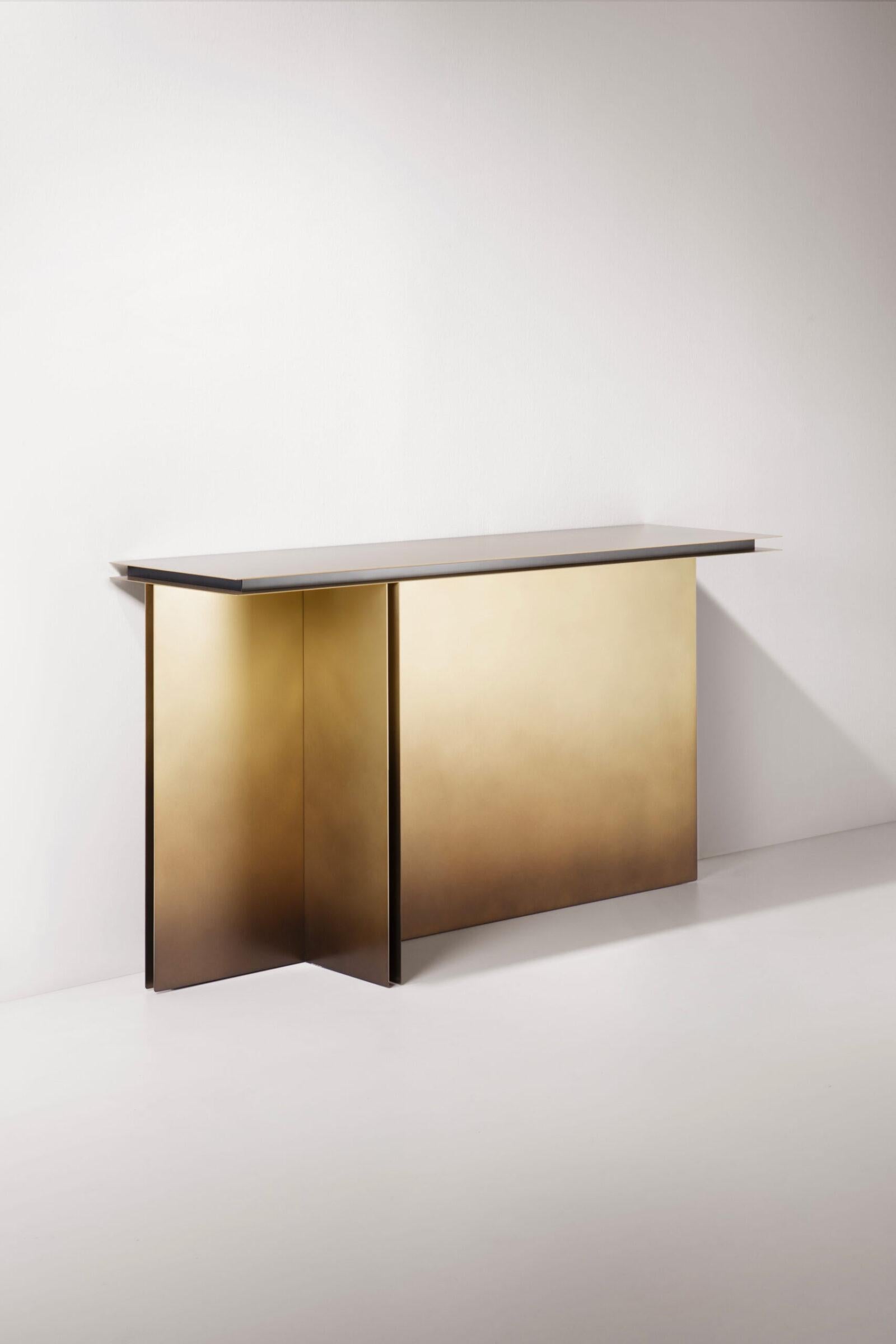 Una presenza drammatica, audace ma essenziale definisce la console Folio, realizzata con spesse lastre di ottone disposte su piani paralleli. Un design e uno stile esclusivi definiscono la base e il piano. Una 