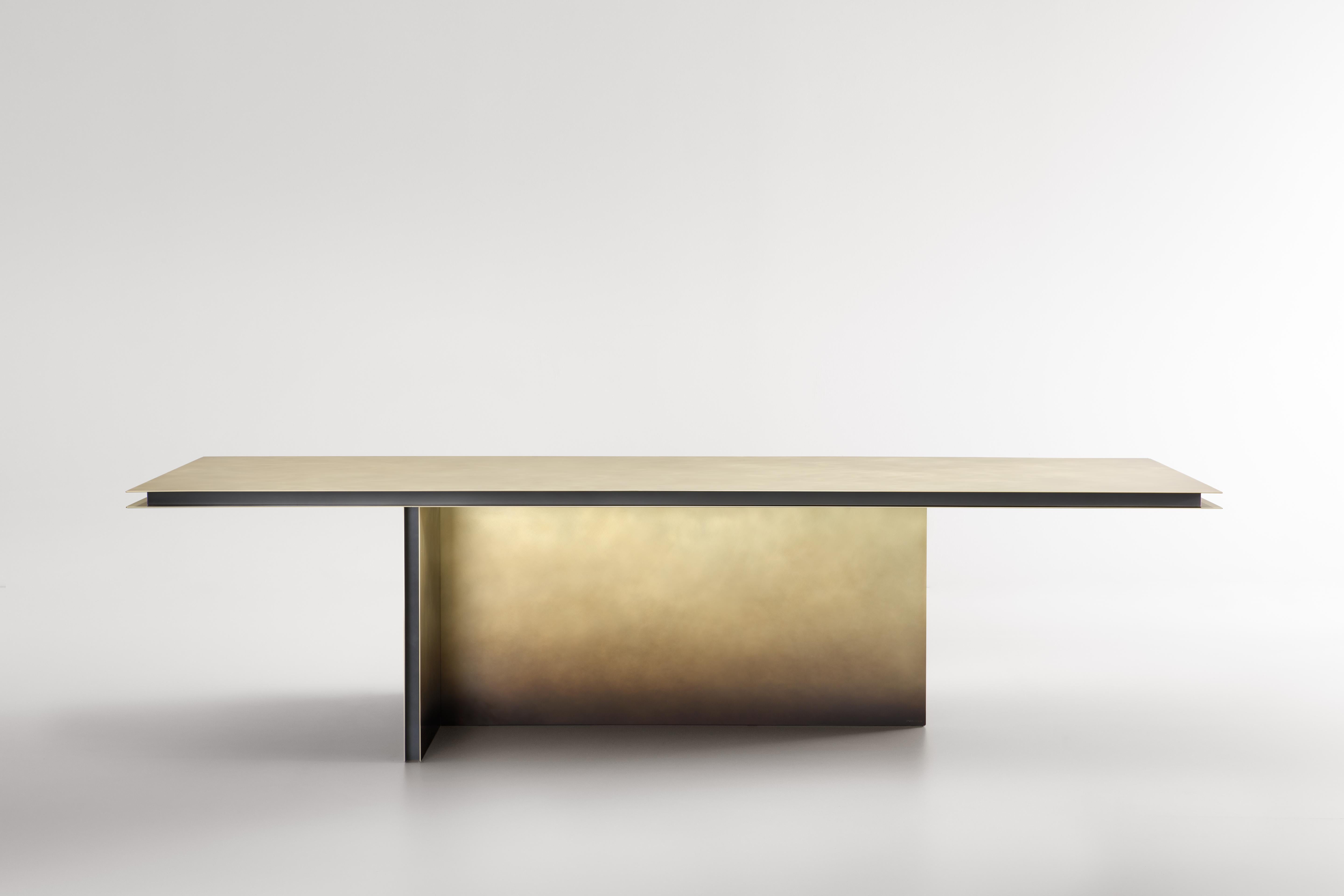 The Folio table is a pure, precise shape characterised by perpendicular planes of metal sheet. A rational sculpture that, thanks to the strength of its aesthetics, exalts the material in perfectly reflective surfaces.
A scenic presence, as simple