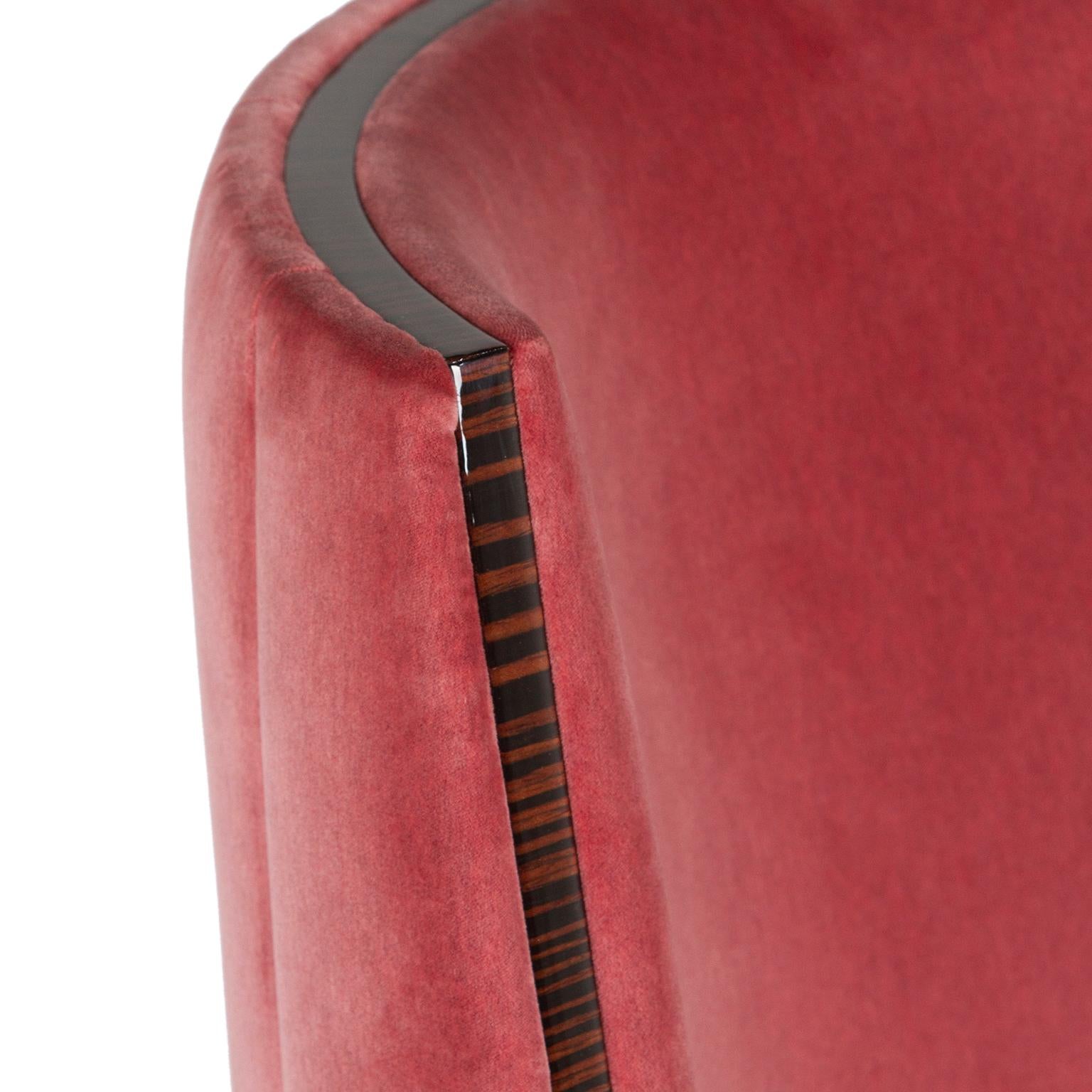 Laiton Chaise de salle à manger moderne De Castro, velours rose rubis, fabriquée à la main au Portugal par Greenapple en vente