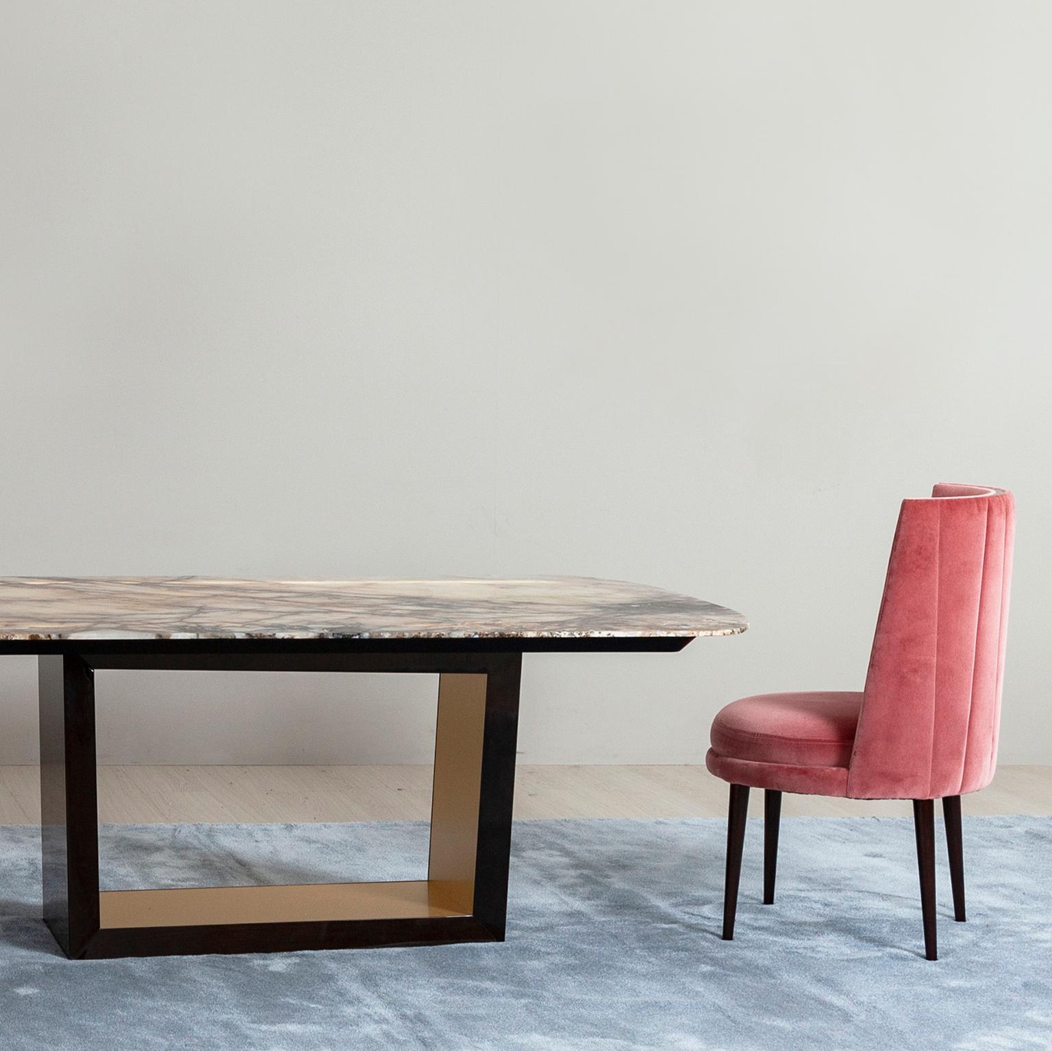 Chaise de salle à manger moderne De Castro, velours rose rubis, fabriquée à la main au Portugal par Greenapple en vente 3