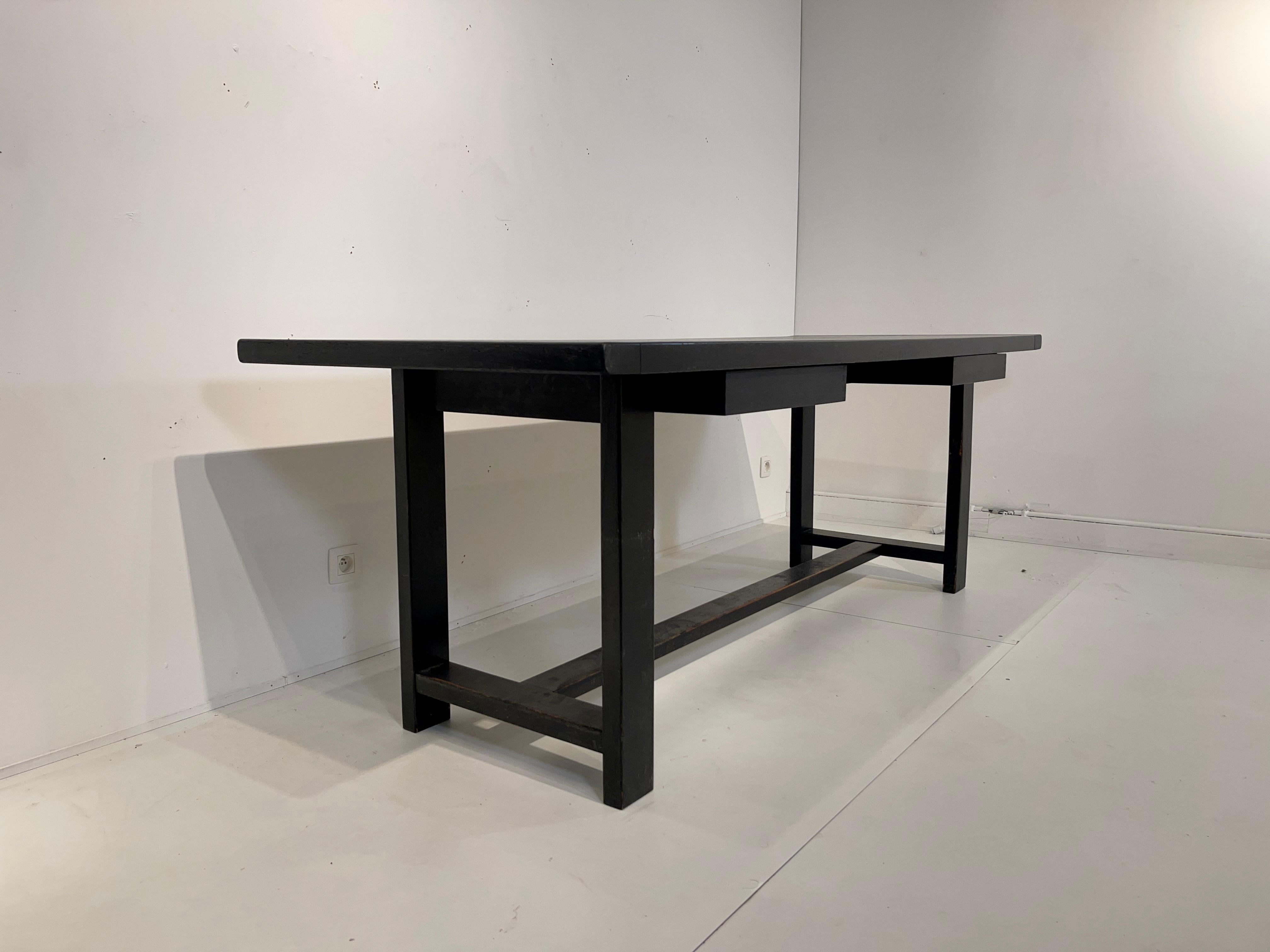 Schreibtisch oder Esstisch, mit vier Schubladen in schwarzer Eiche lackiert, hergestellt von De Coene in 1970, original und guter Zustand.