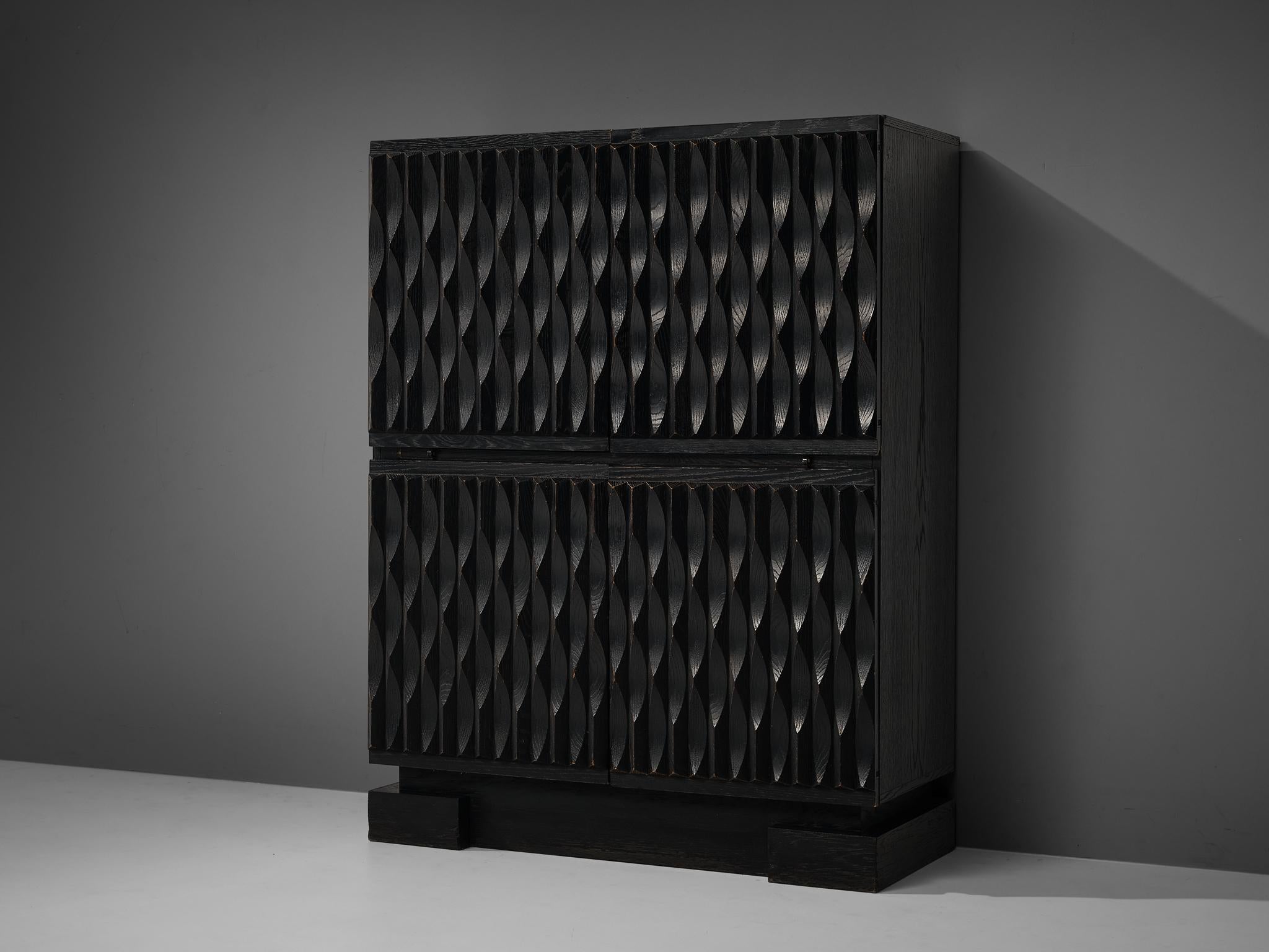 De Coene, bar cabinet in black darkened oak, Belgium, 1970s.

This small bar cabinet with geometric doors are executed by De Coene. The cabinet shows an intriguing graphic pattern on its doors. The bar cabinet features can be opened on with two