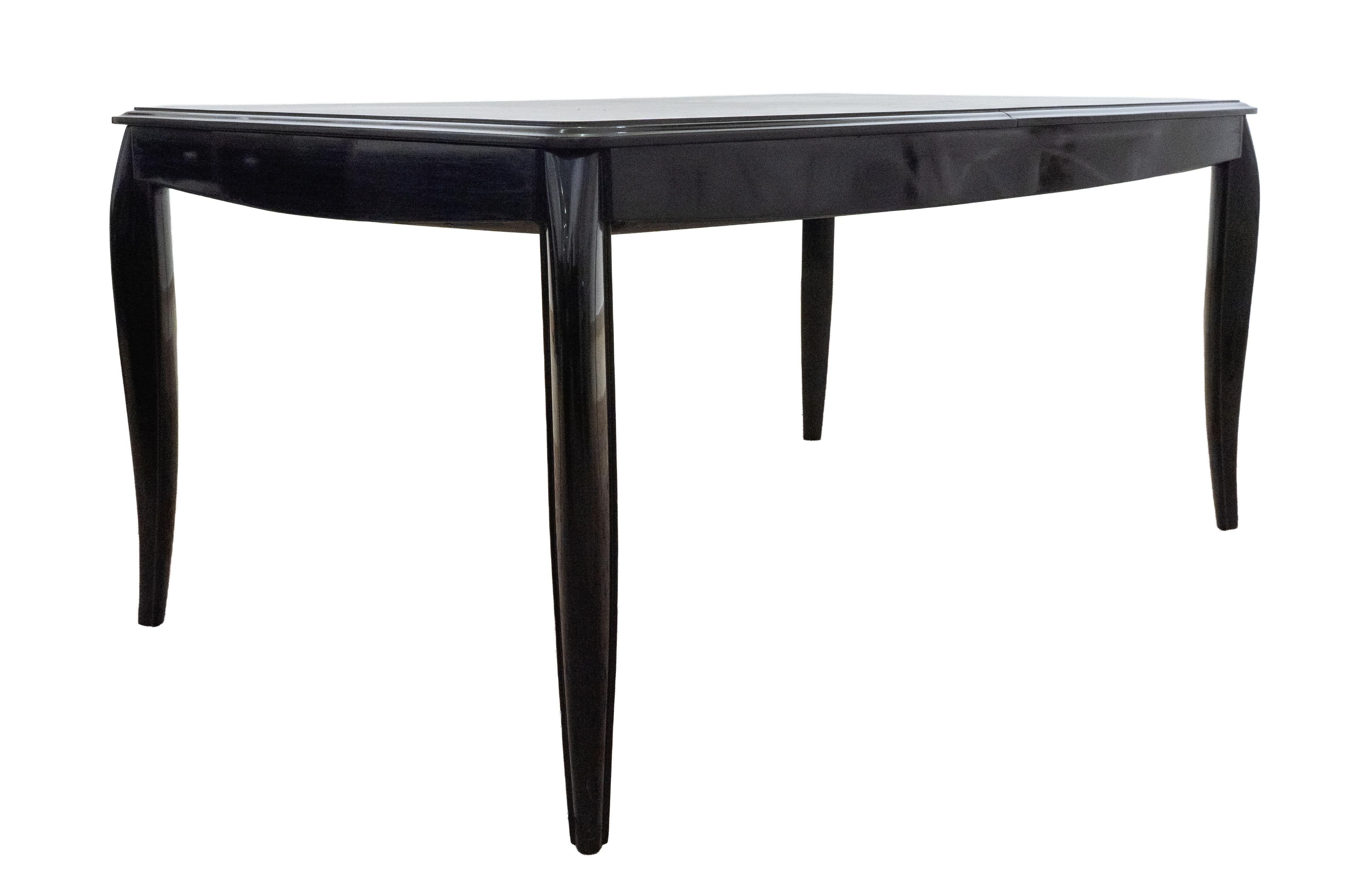 Table de salle à manger extensible Art déco en acajou ébonisé, Belgique, années 1930

Exemple remarquable du raffinement du début de l'Art déco, cette table de salle à manger en acajou ébonisé incarne la tradition belge de la simplicité sculpturale
