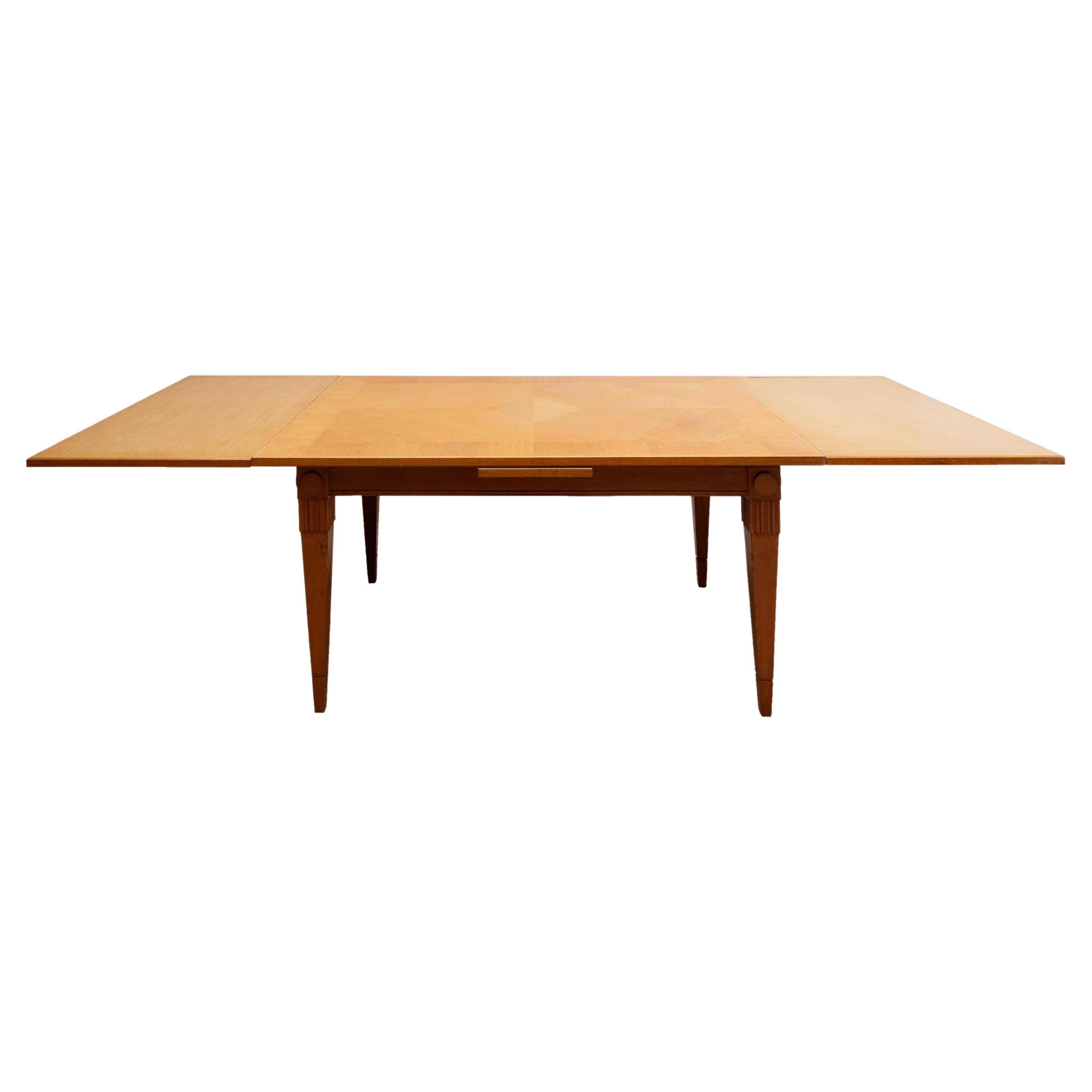 Belgischer Esstisch von De Coene Frères aus den 1940er Jahren in gutem Originalzustand mit ausziehbaren Tabletts, die sich unter der Tischplatte befinden und den Tisch leicht erweitern und vergrößern können.