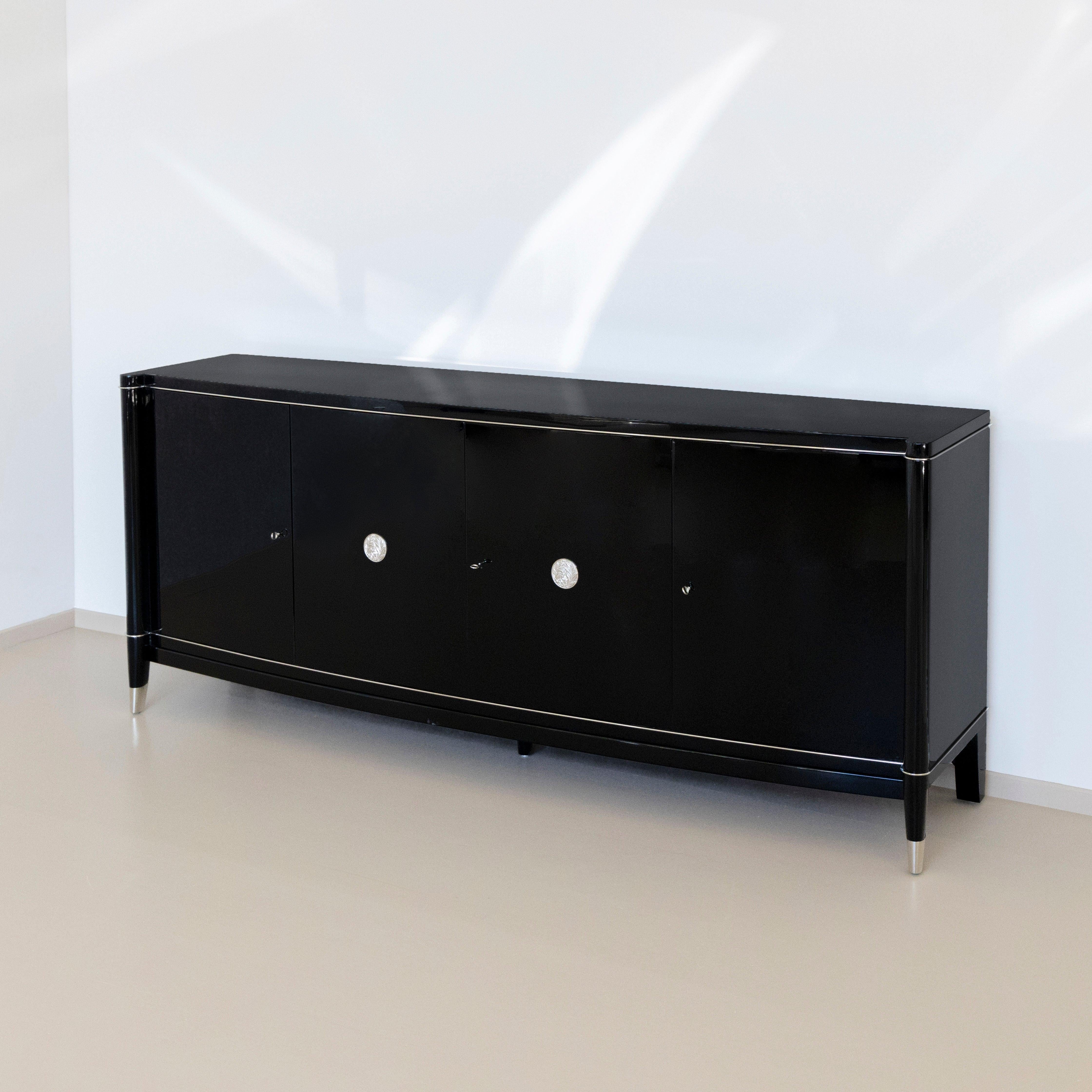 Elegant buffet De Coene Frères à quatre portes, au profil délicat en métal nickelé. Les portes sont ornées de ferrures rondes présentant un subtil motif floral. Le buffet a été poli pour obtenir une finition brillante et témoigne du savoir-faire